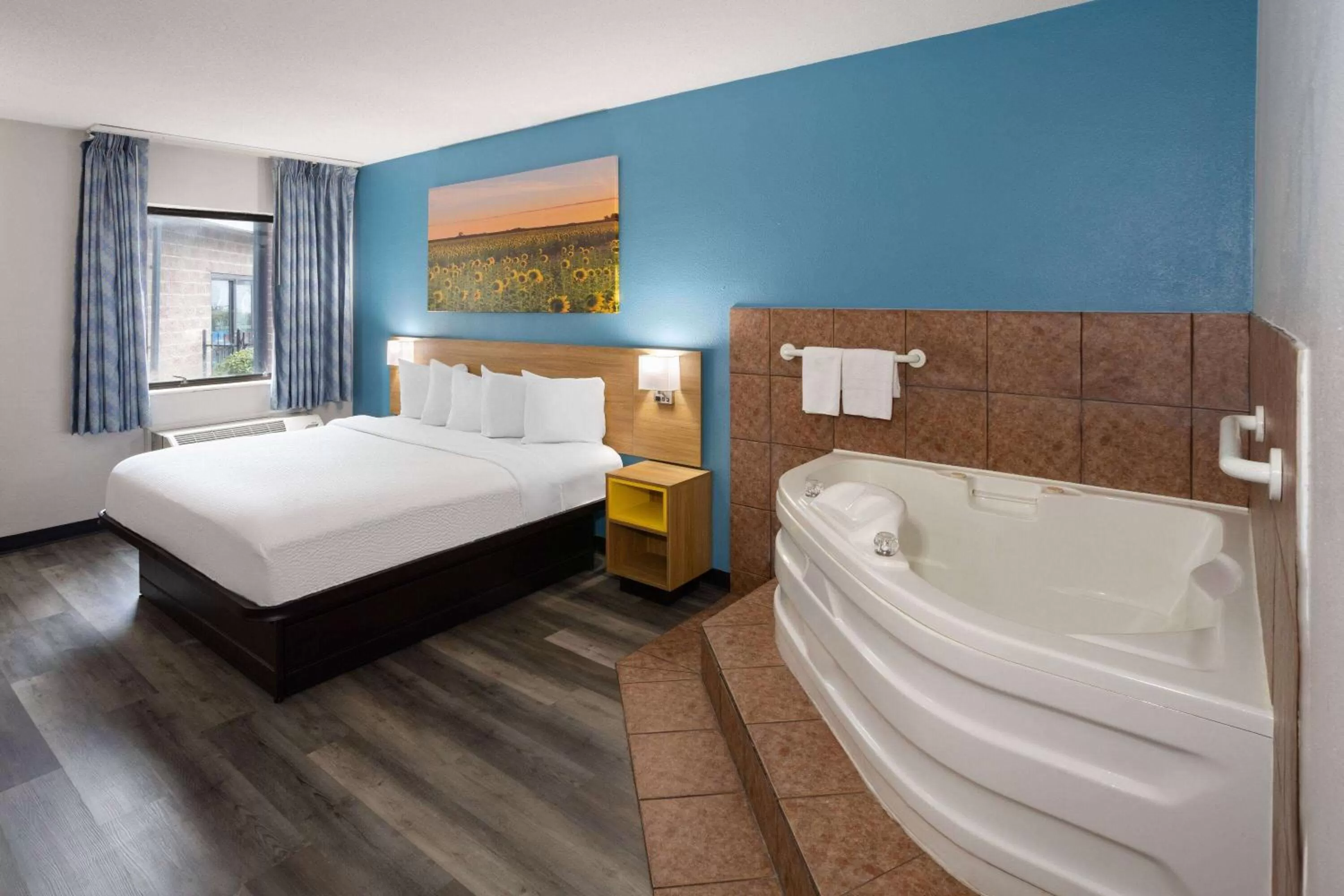 Hot Tub, Bed in Days Inn & Suites by Wyndham Northwest Indianapolis