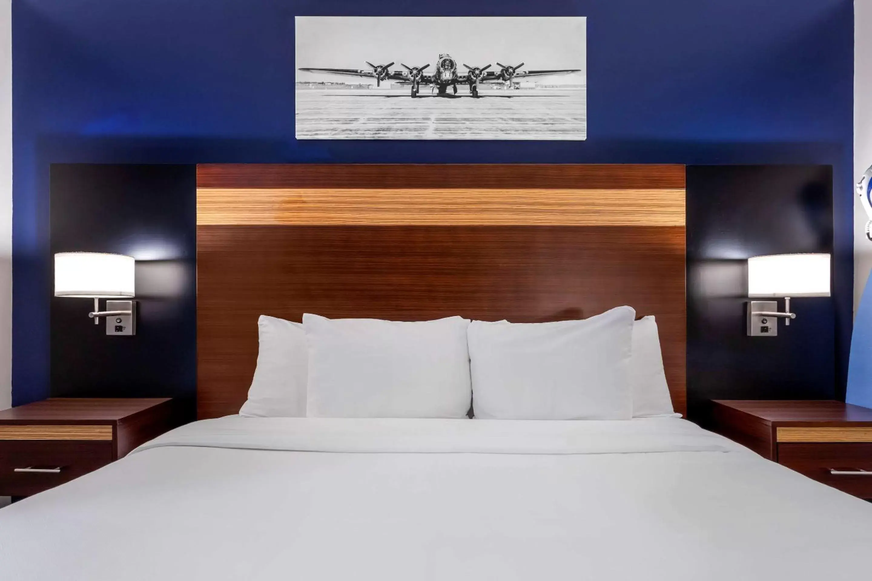 Photo of the whole room, Bed in Avion Inn Near LGA Airport, Ascend Hotel Collection