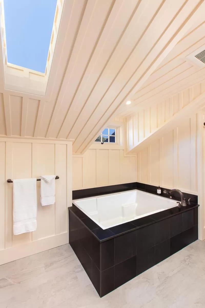 Bath in Noyo Harbor Inn