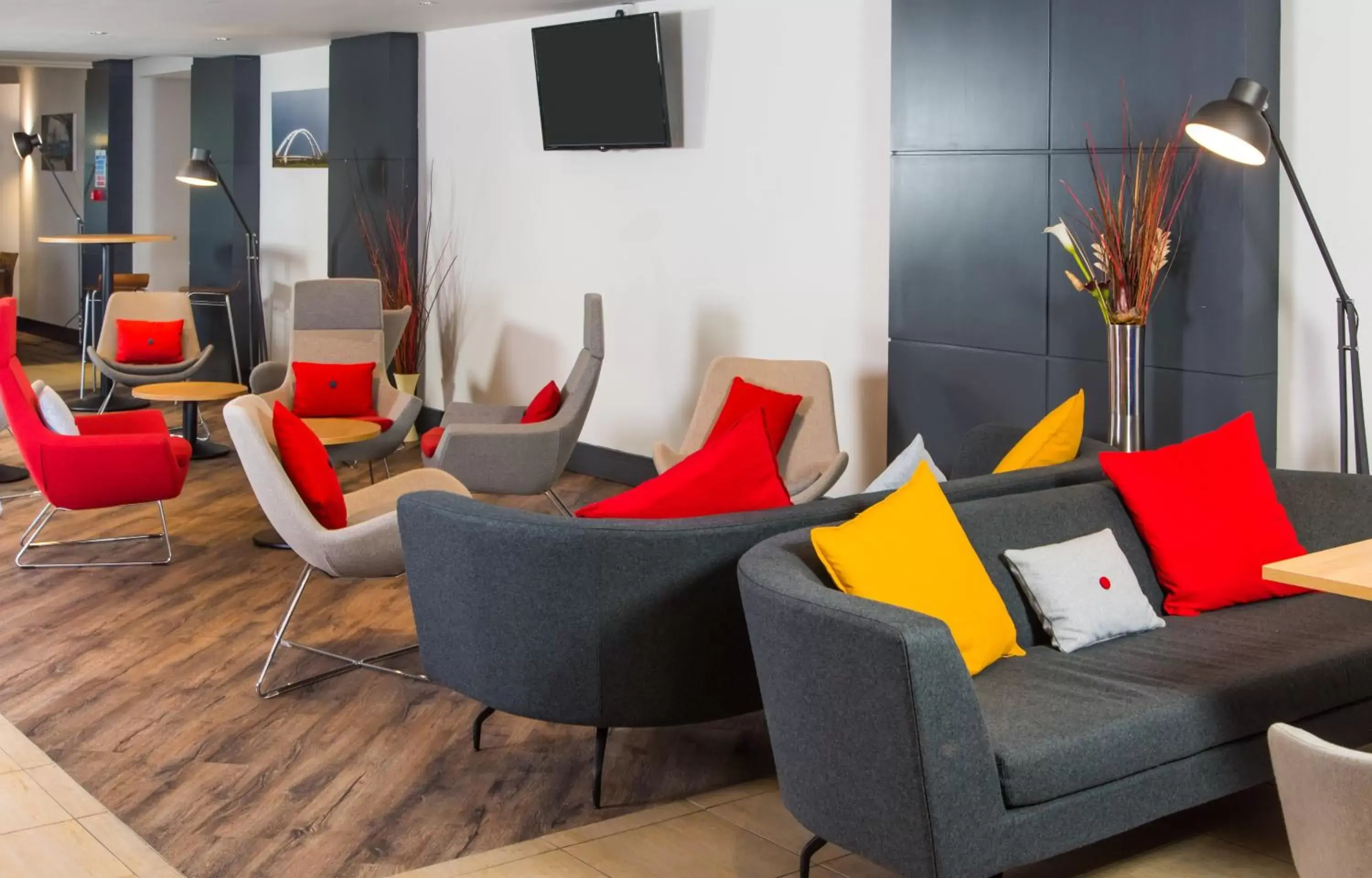 Lobby or reception, Seating Area in Holiday Inn Express Newport, an IHG Hotel