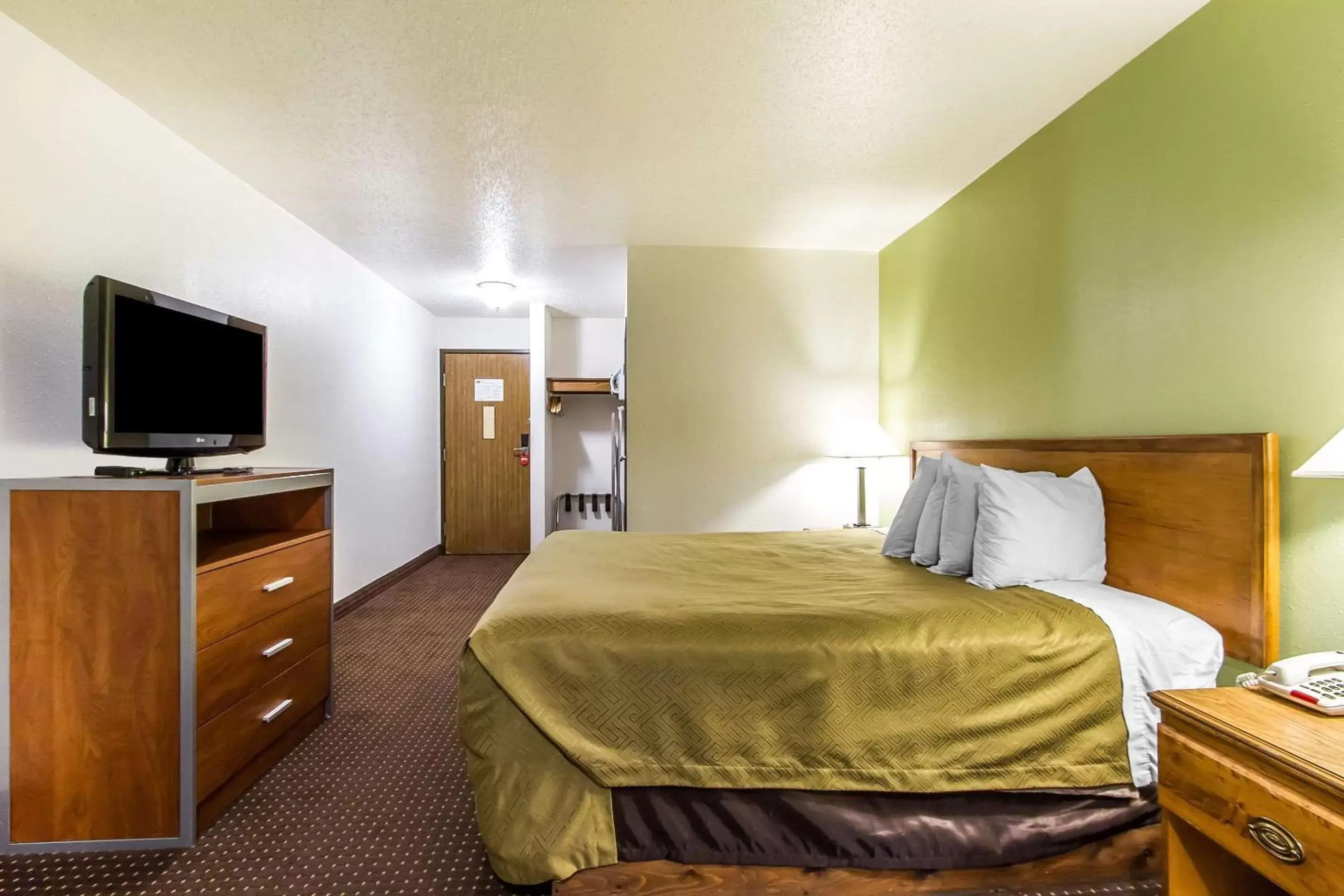 Photo of the whole room, Bed in Econo Lodge Inn & Suites