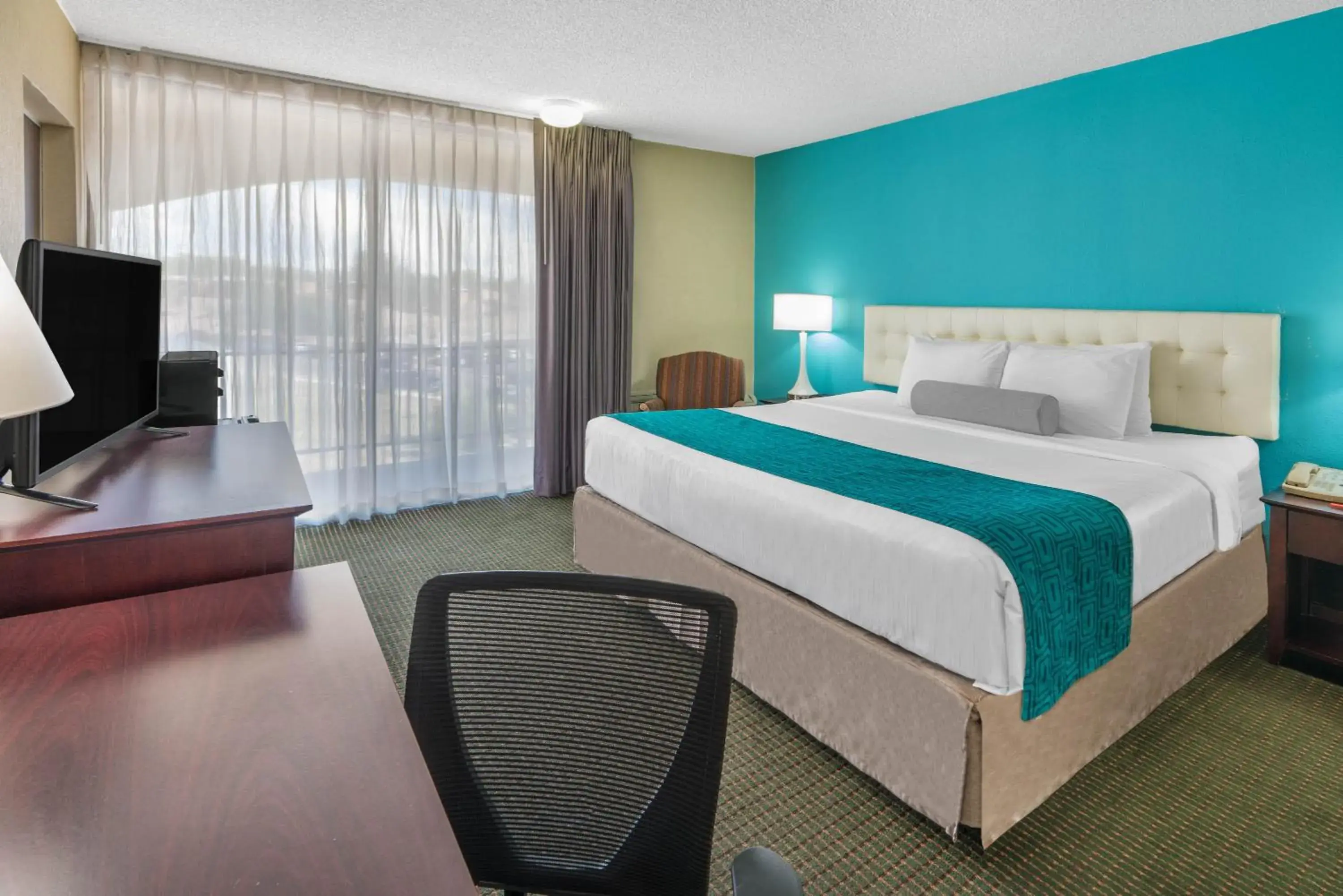 Bed in Howard Johnson by Wyndham Albuquerque Midtown