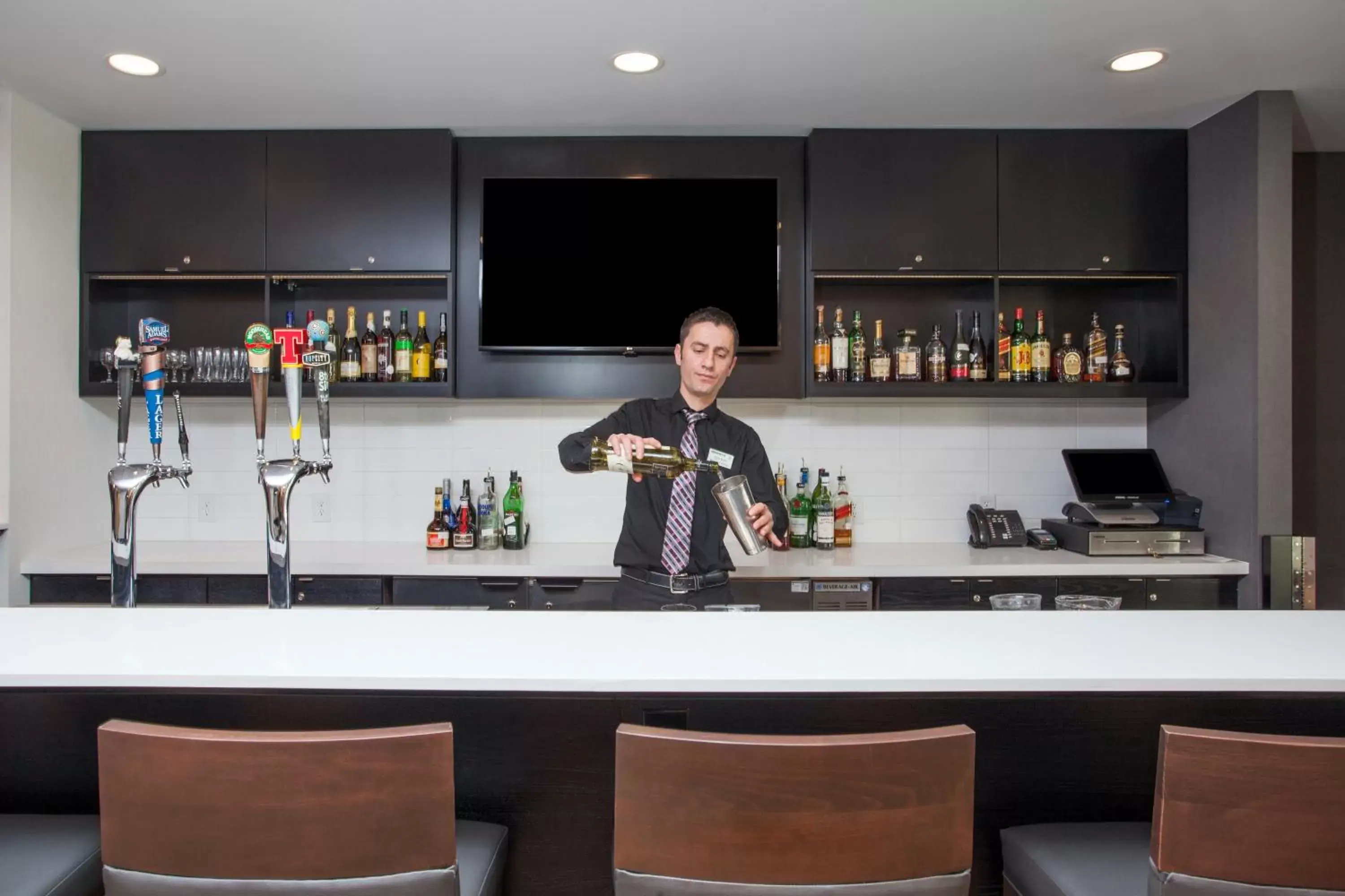 Lounge or bar in Holiday Inn Ottawa East by IHG Lounge or bar in Holiday Inn Ottawa East by IHG