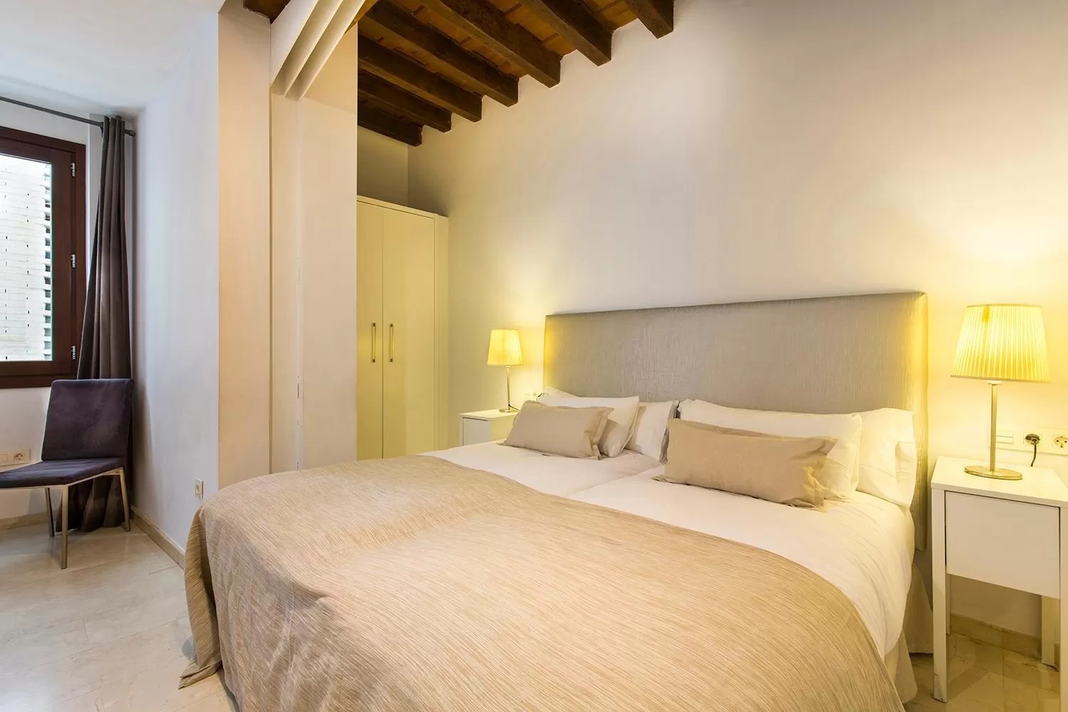 Bed in tuGuest Elvira Suites