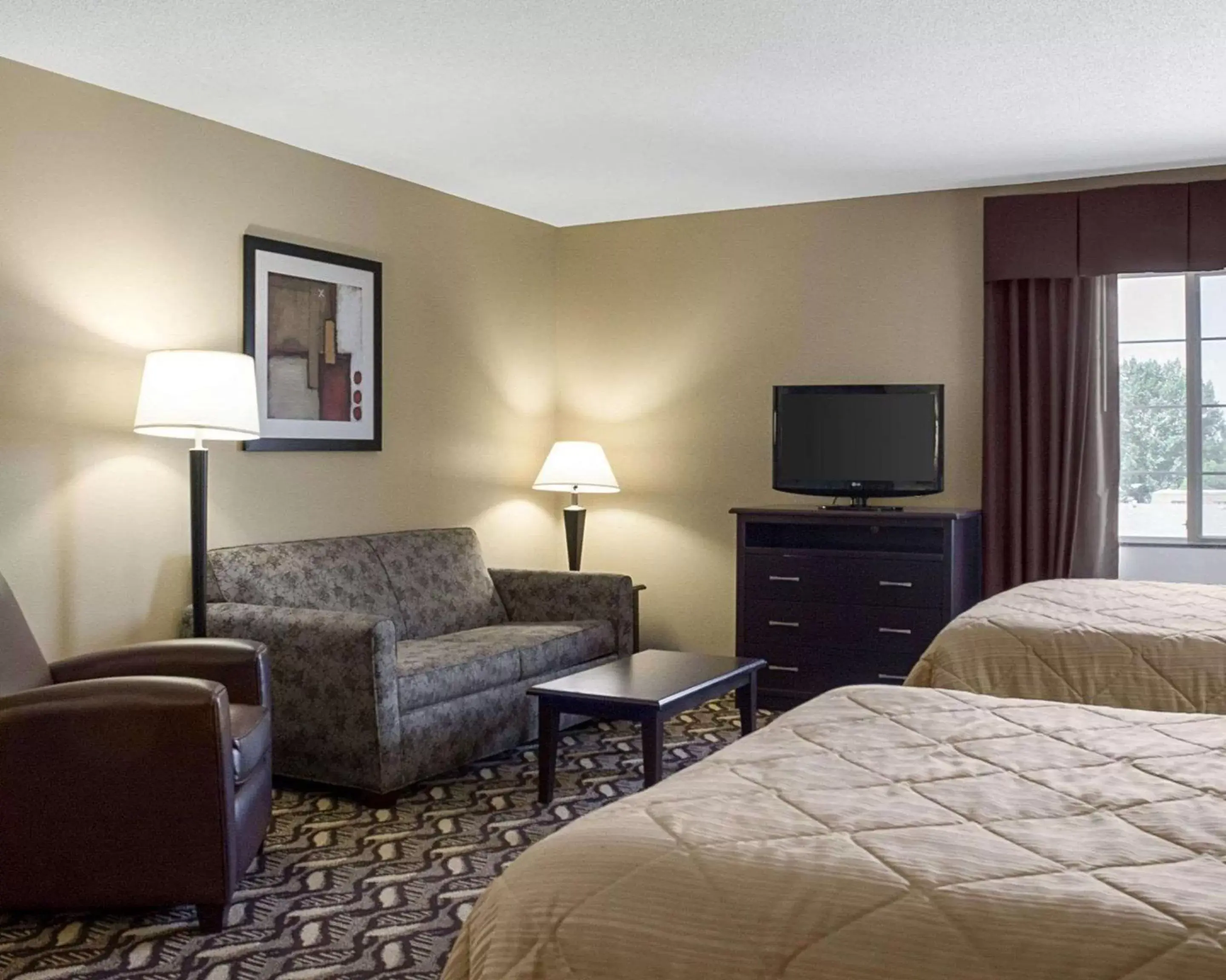 Bed, TV/Entertainment Center in MainStay Suites Bismarck