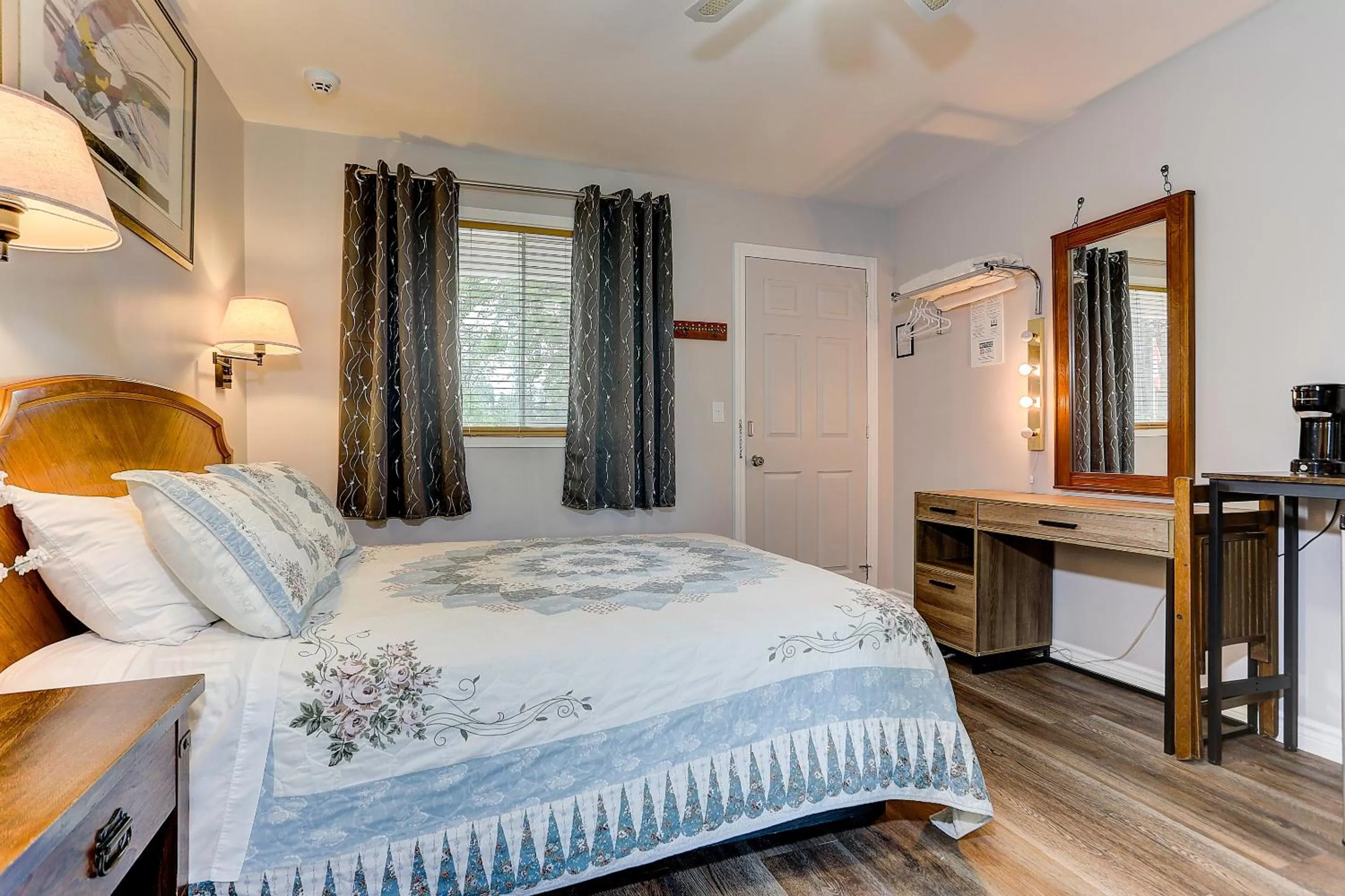 Standard Queen Room in Stone Fountain Motel