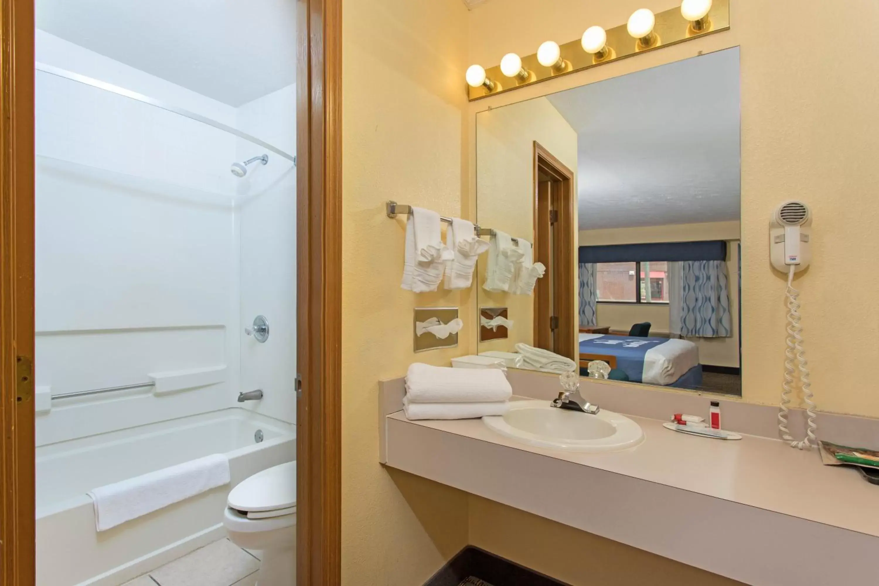 Shower, Bathroom in Haven Hotel Renfro Valley Mount Vernon KY