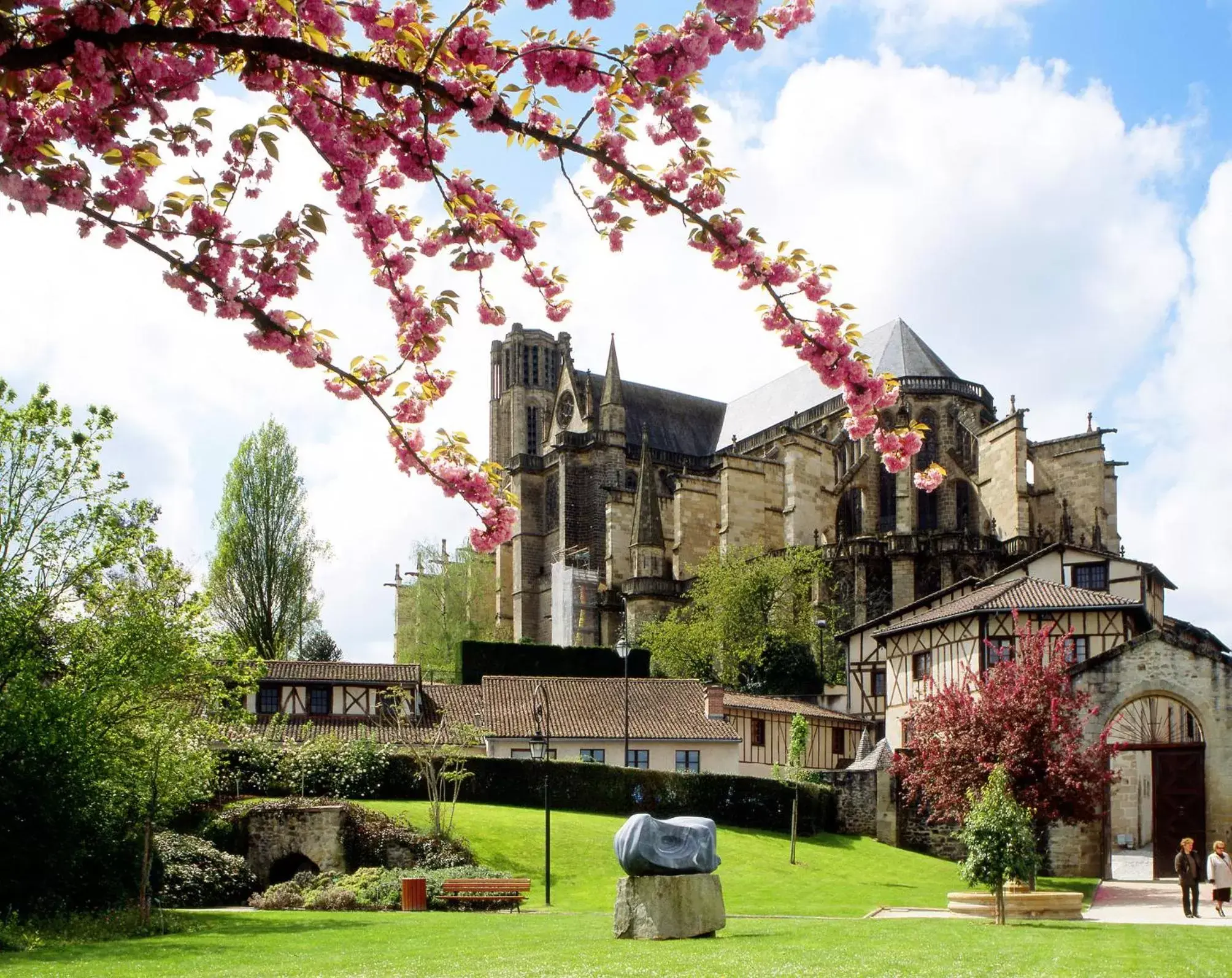 Nearby landmark, Property Building in Mercure Limoges Centre