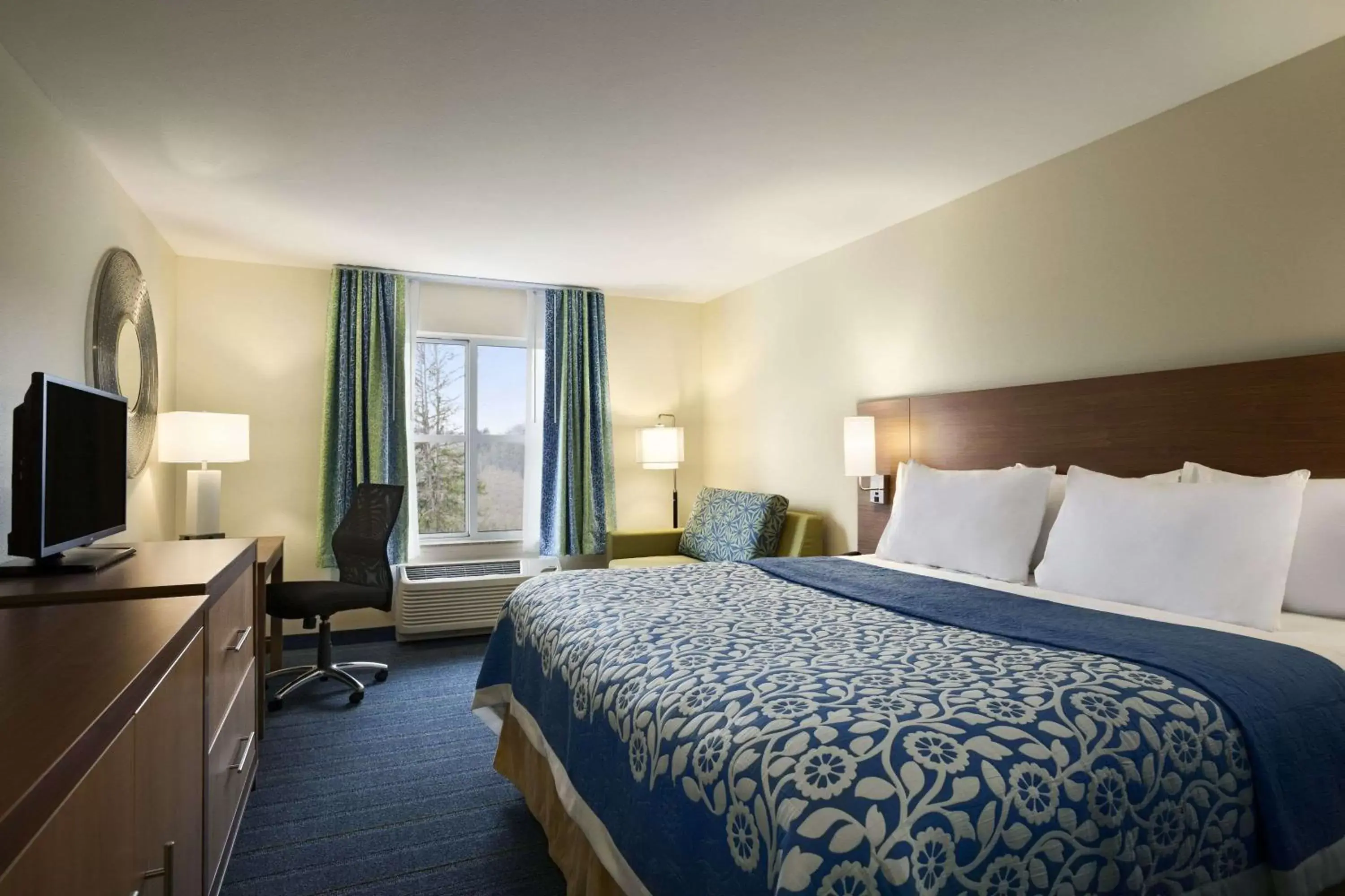 Photo of the whole room, Bed in Days Inn & Suites by Wyndham Altoona