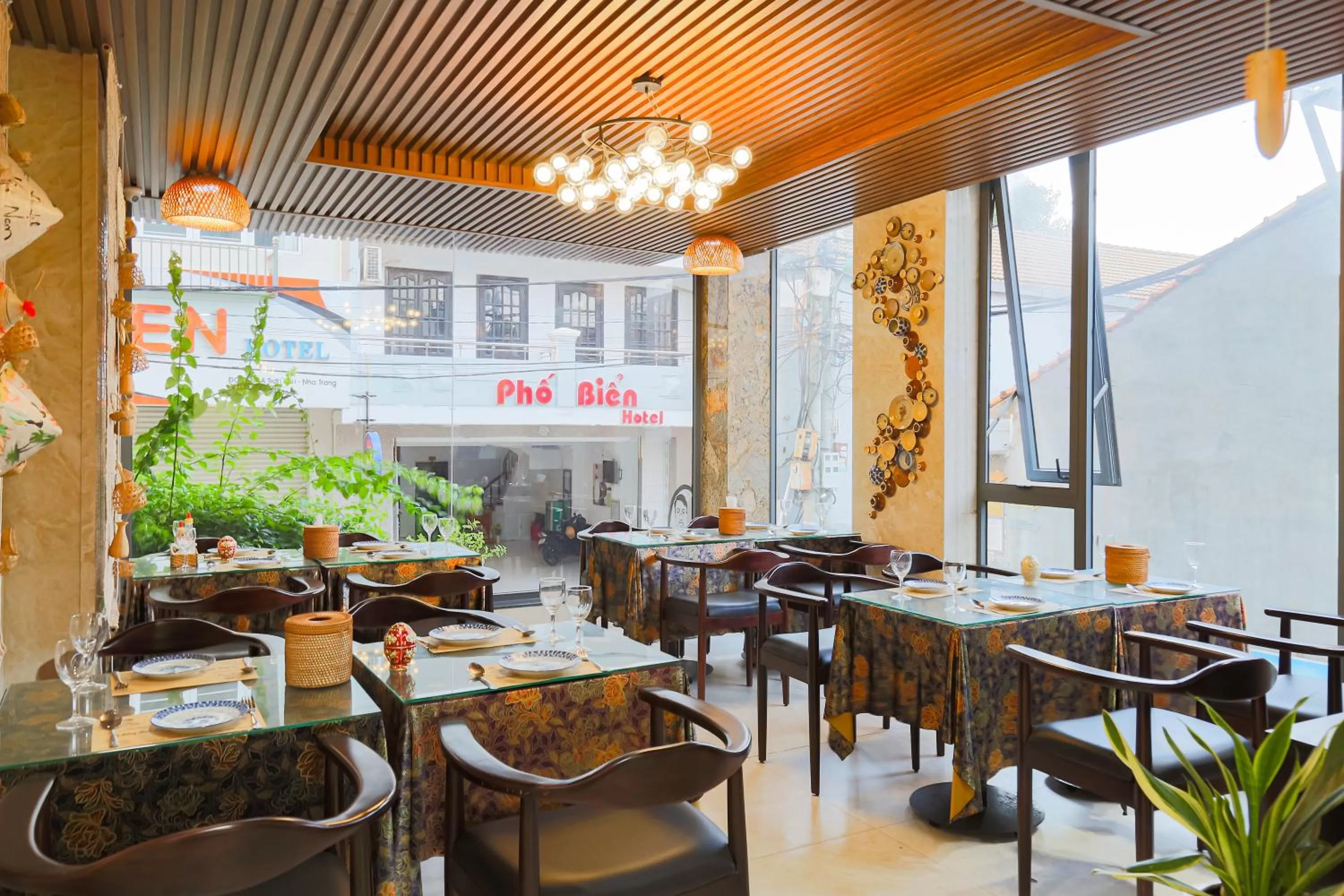 Restaurant/places to eat in Azura Gold Hotel & Apartment