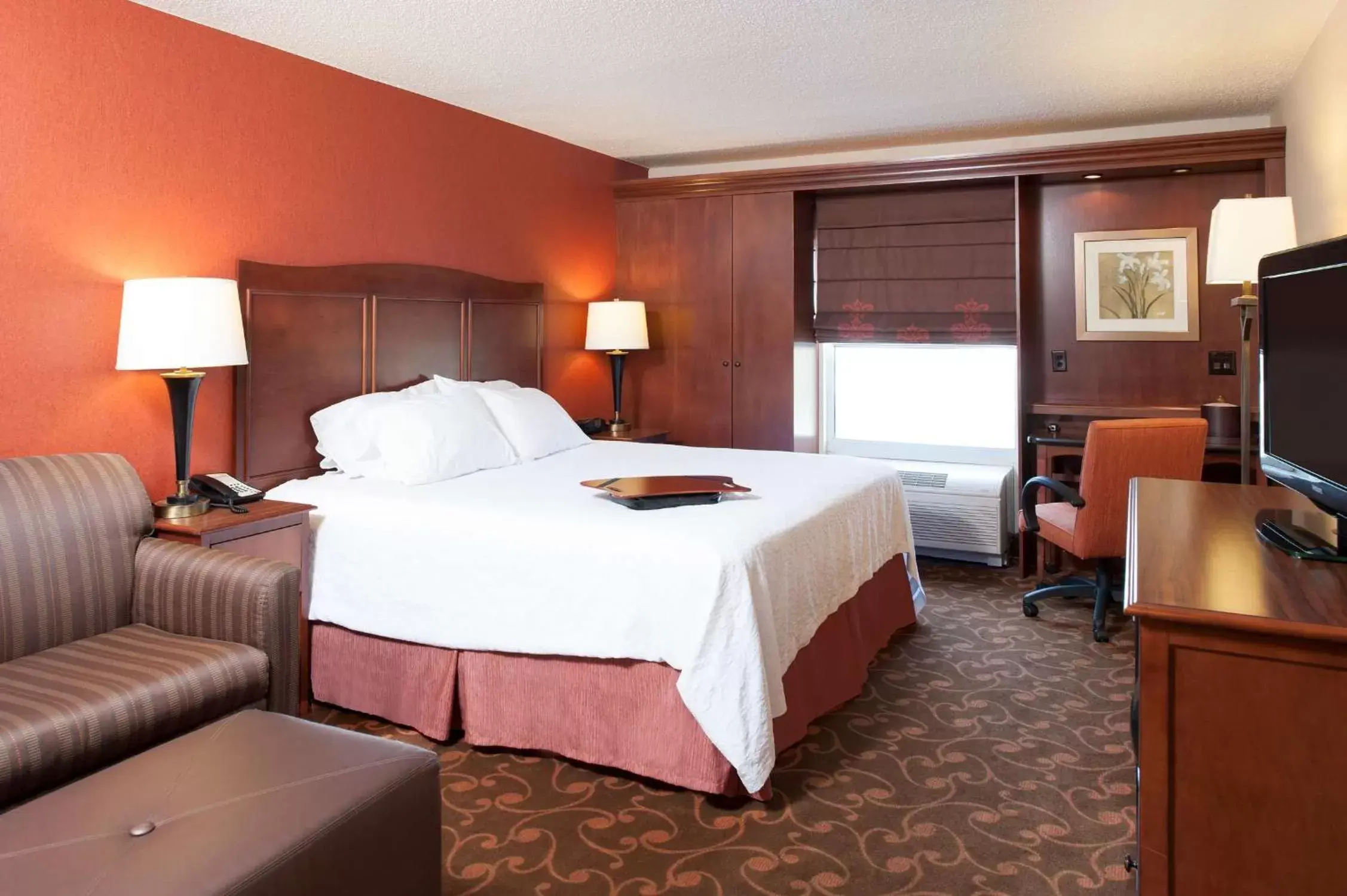 Bed in Hampton Inn & Suites Cleveland-Southeast-Streetsboro