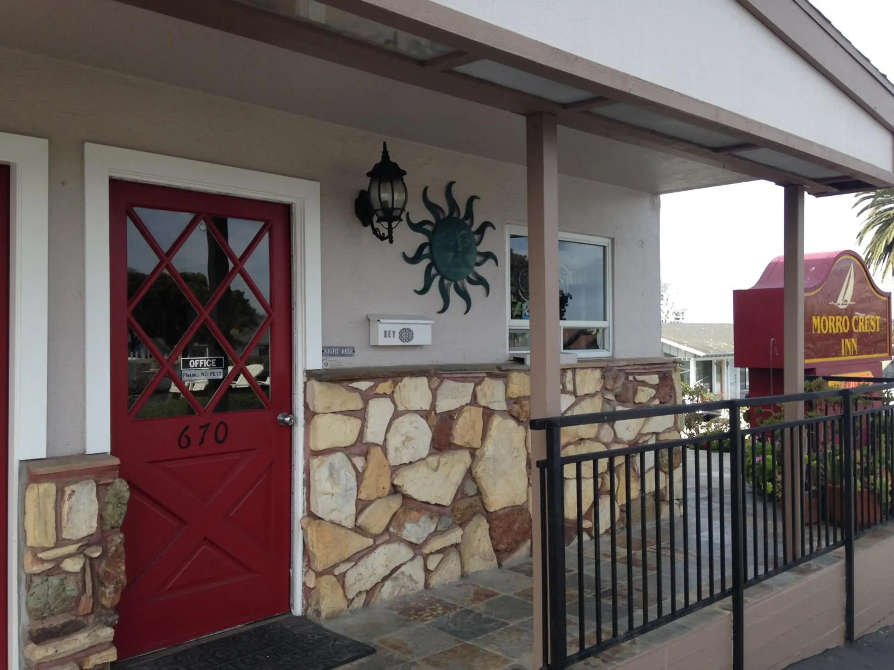 Facade/entrance, Balcony/Terrace in Morro Crest Inn