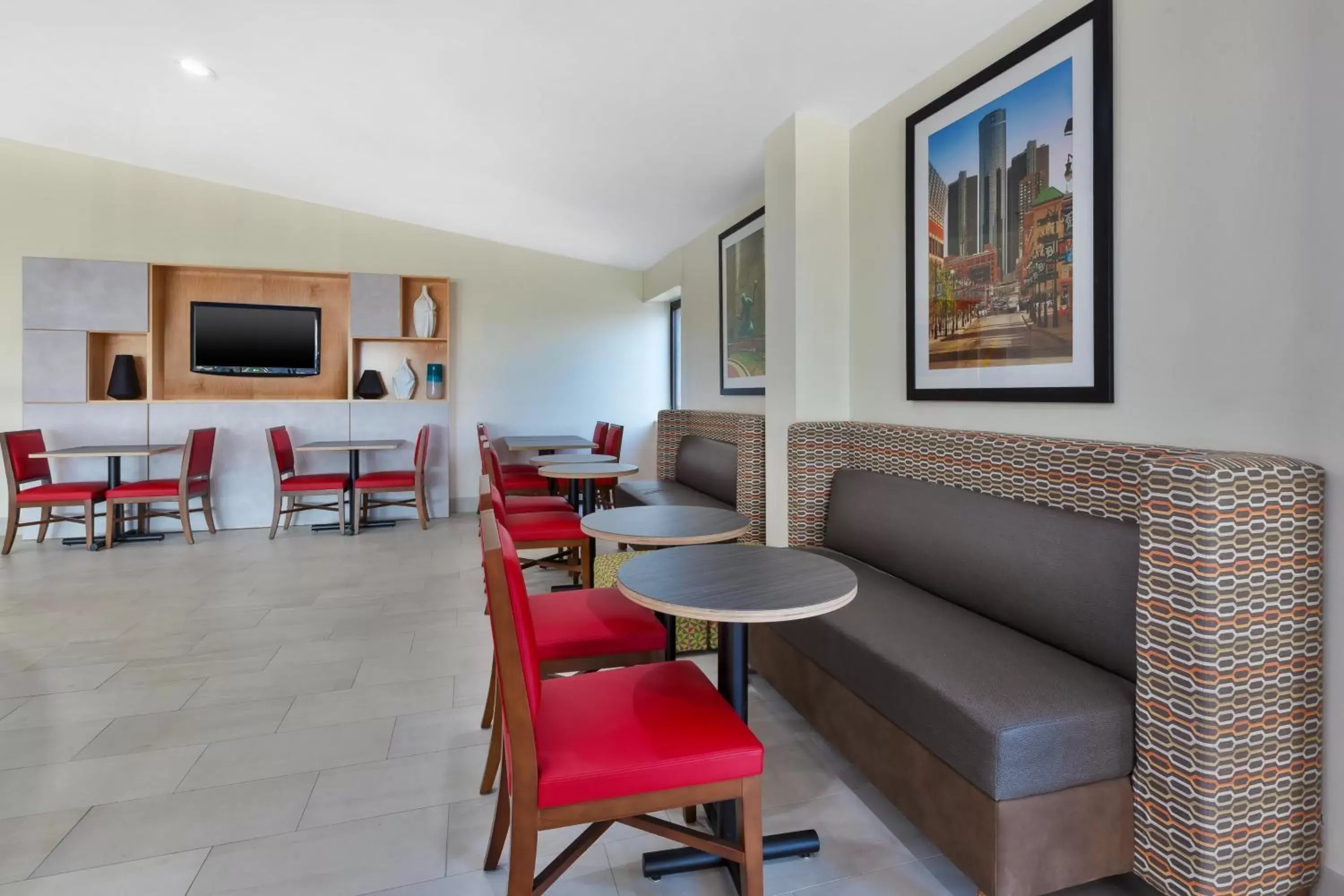 Lobby or reception, Seating Area in Holiday Inn Express Detroit-Warren/General Motors Technology Center, an IHG Hotel