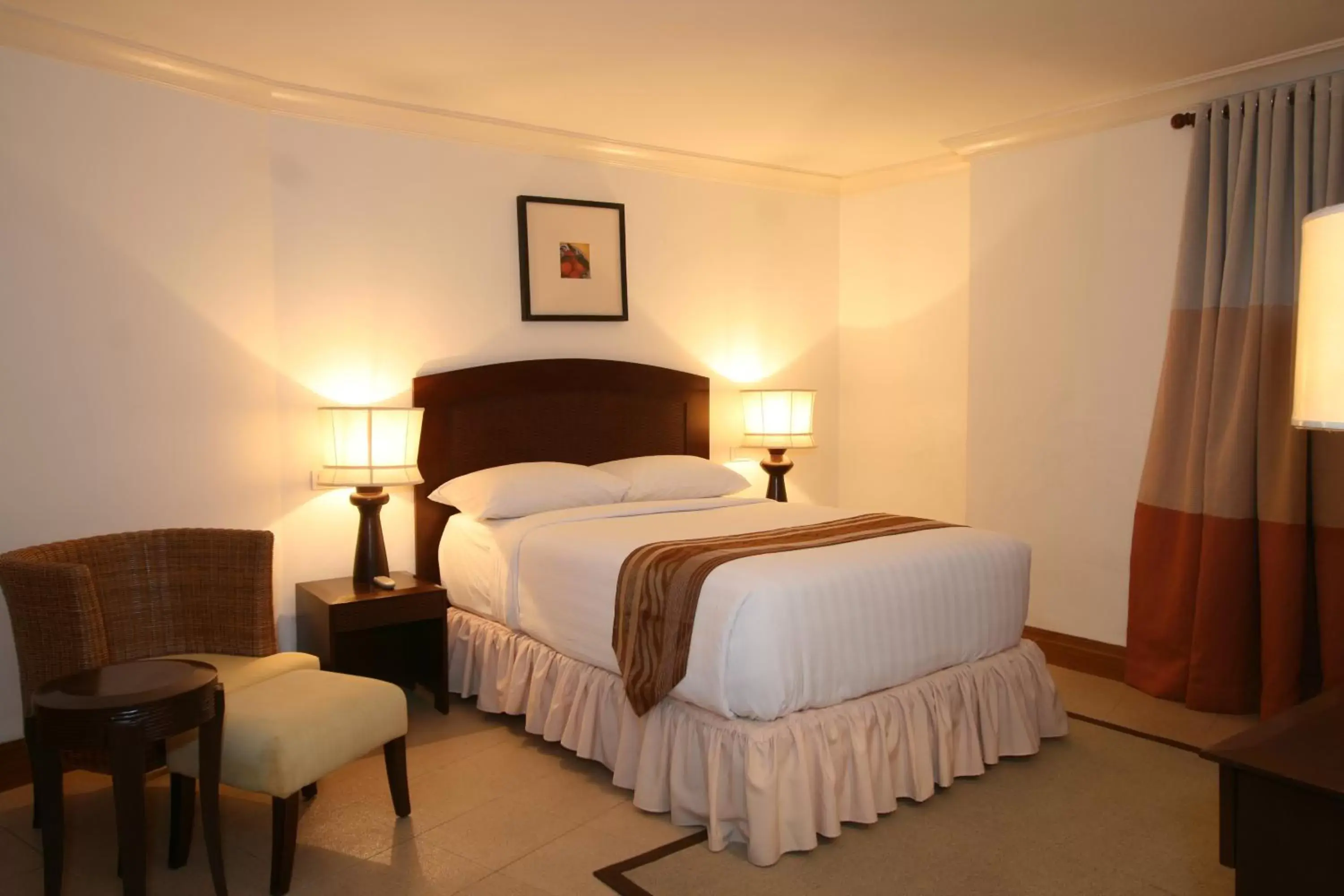 Bedroom, Bed in Crown Regency Suites Mactan