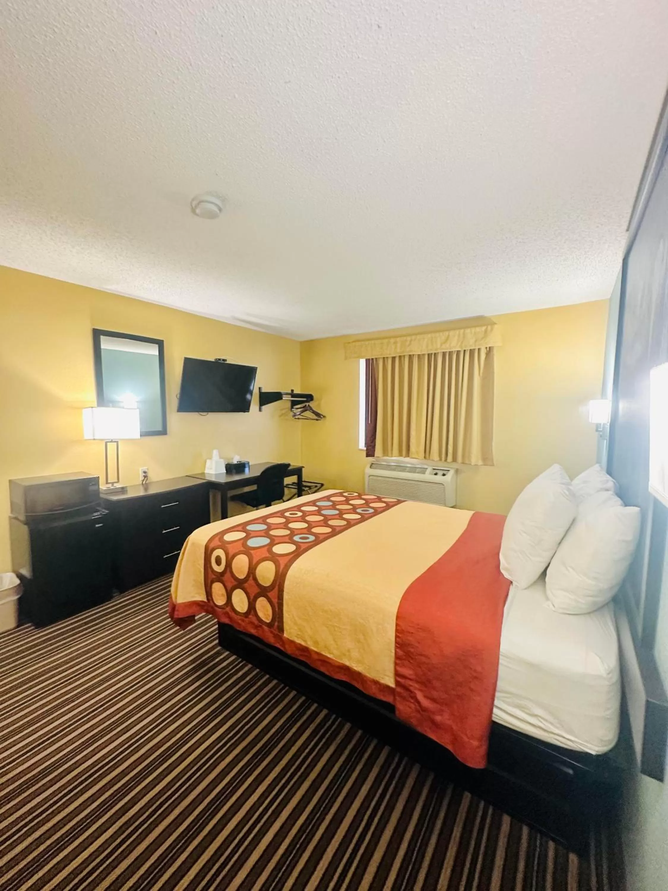 View (from property/room), Bed in Super 8 by Wyndham Warrenton