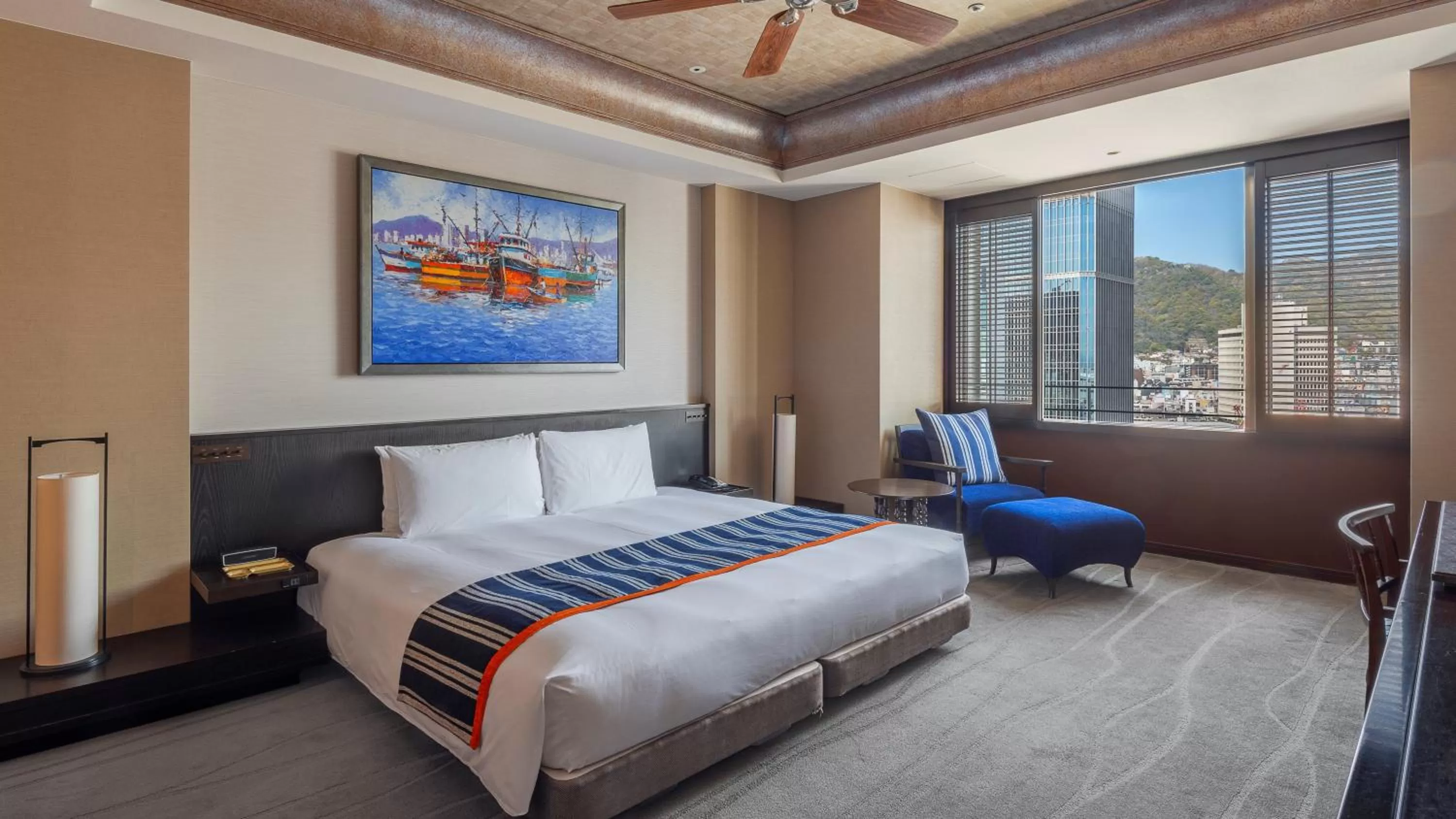 Club King Room - City View on Higher Floor with Complimentary Mini-bar in Oriental Hotel