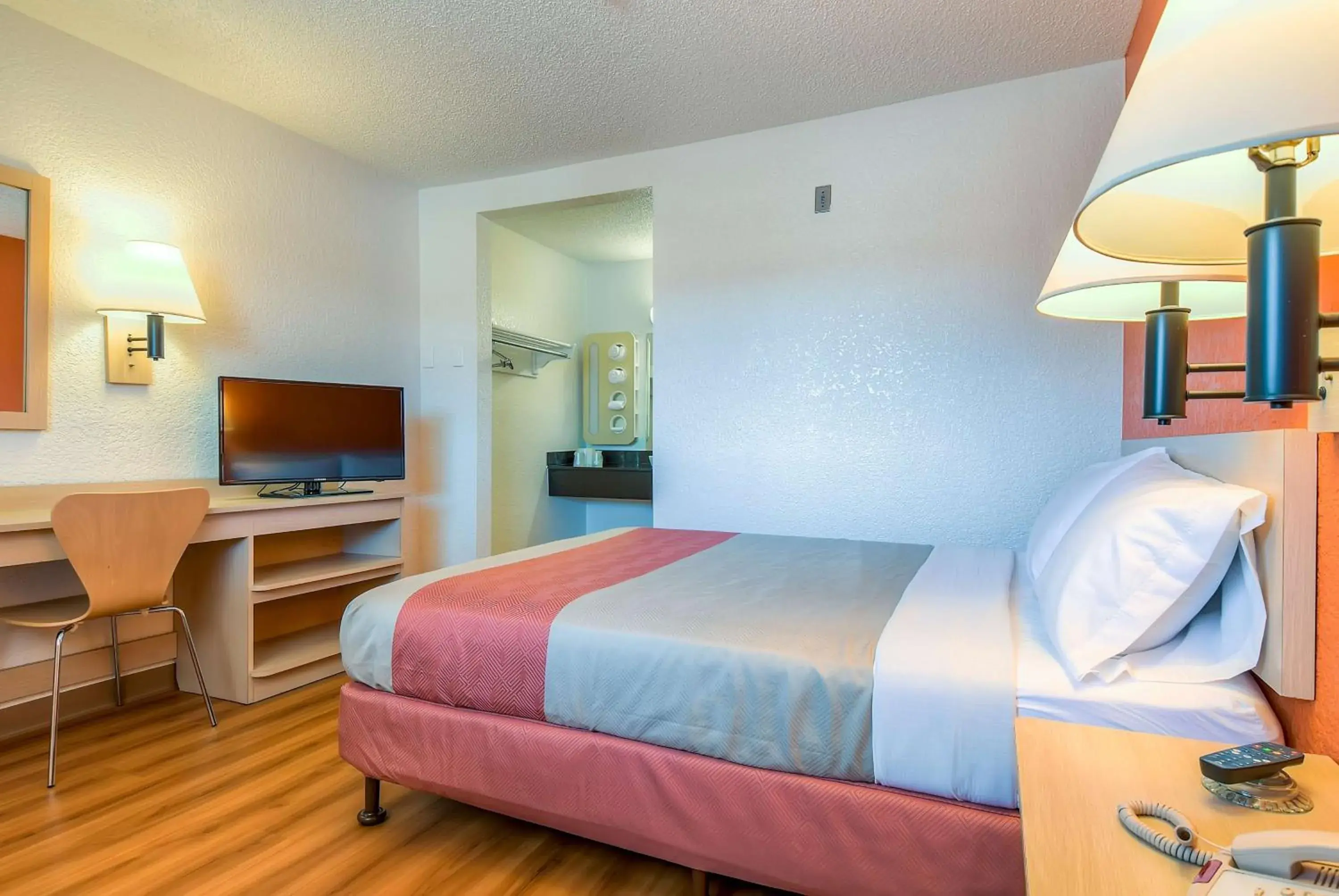 TV and multimedia, Bed in Motel 6-Rowland Heights, CA - Los Angeles - Pomona