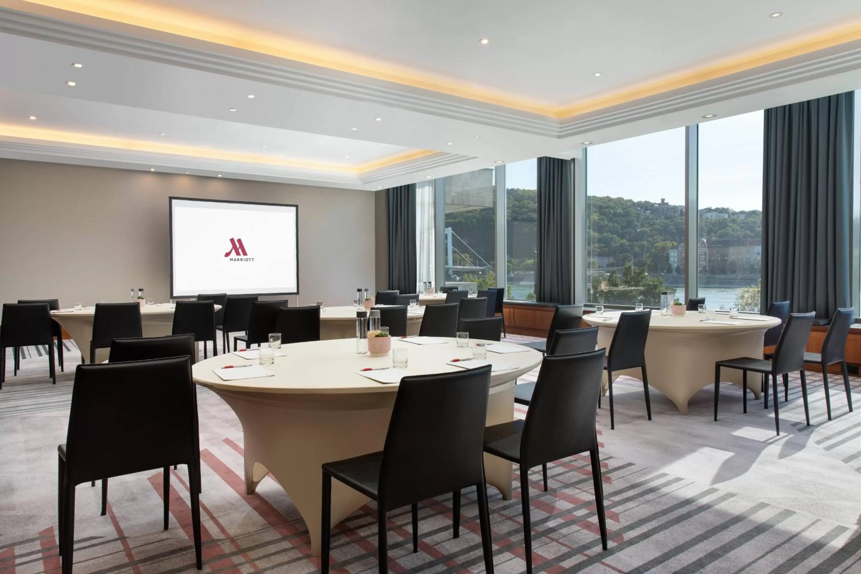 Lounge or bar in Budapest Marriott Hotel