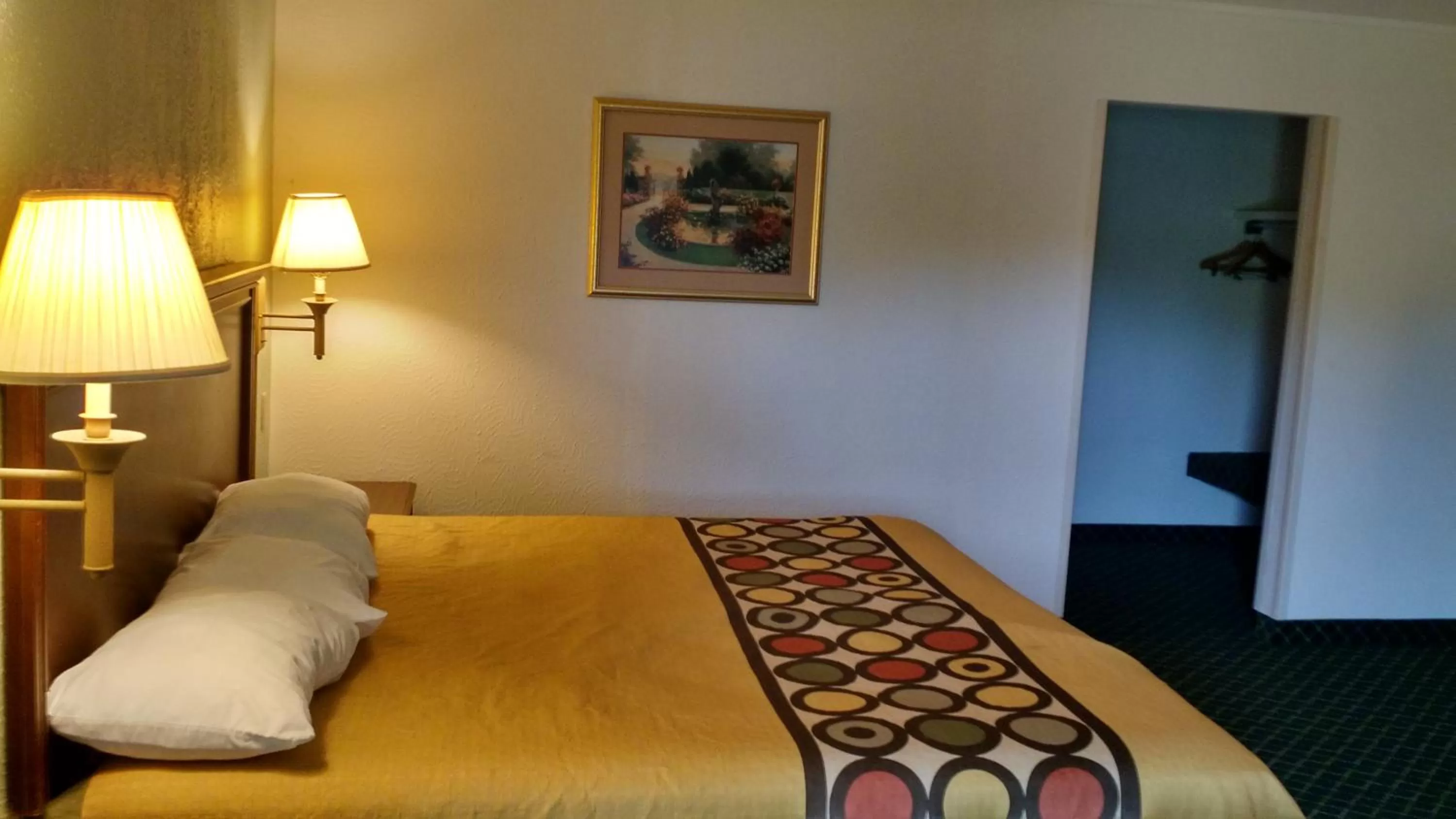 Bed in Sprucewood Inn