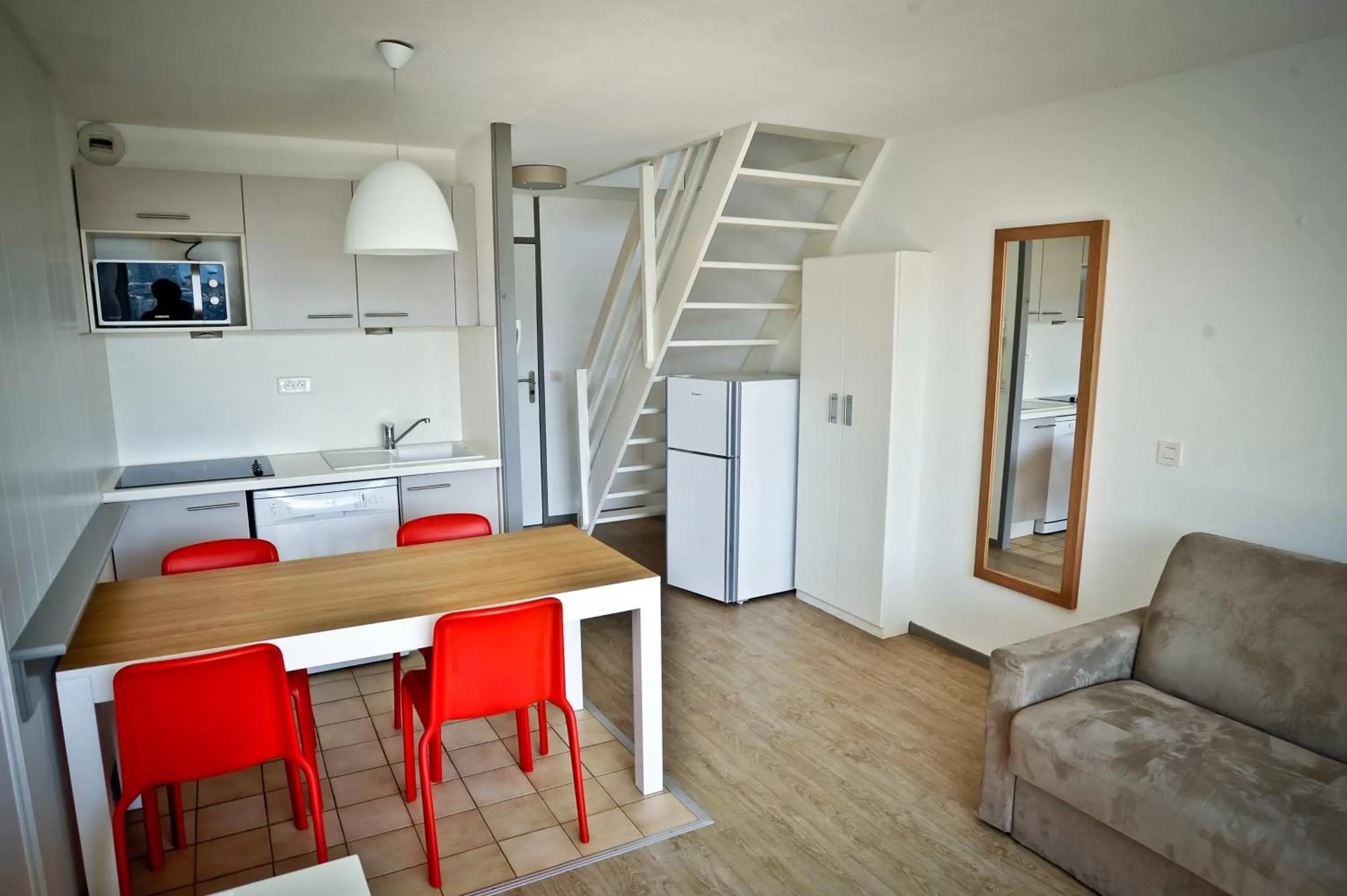 Kitchen or kitchenette, Dining Area in Résidence Mer & Golf Sokoburu