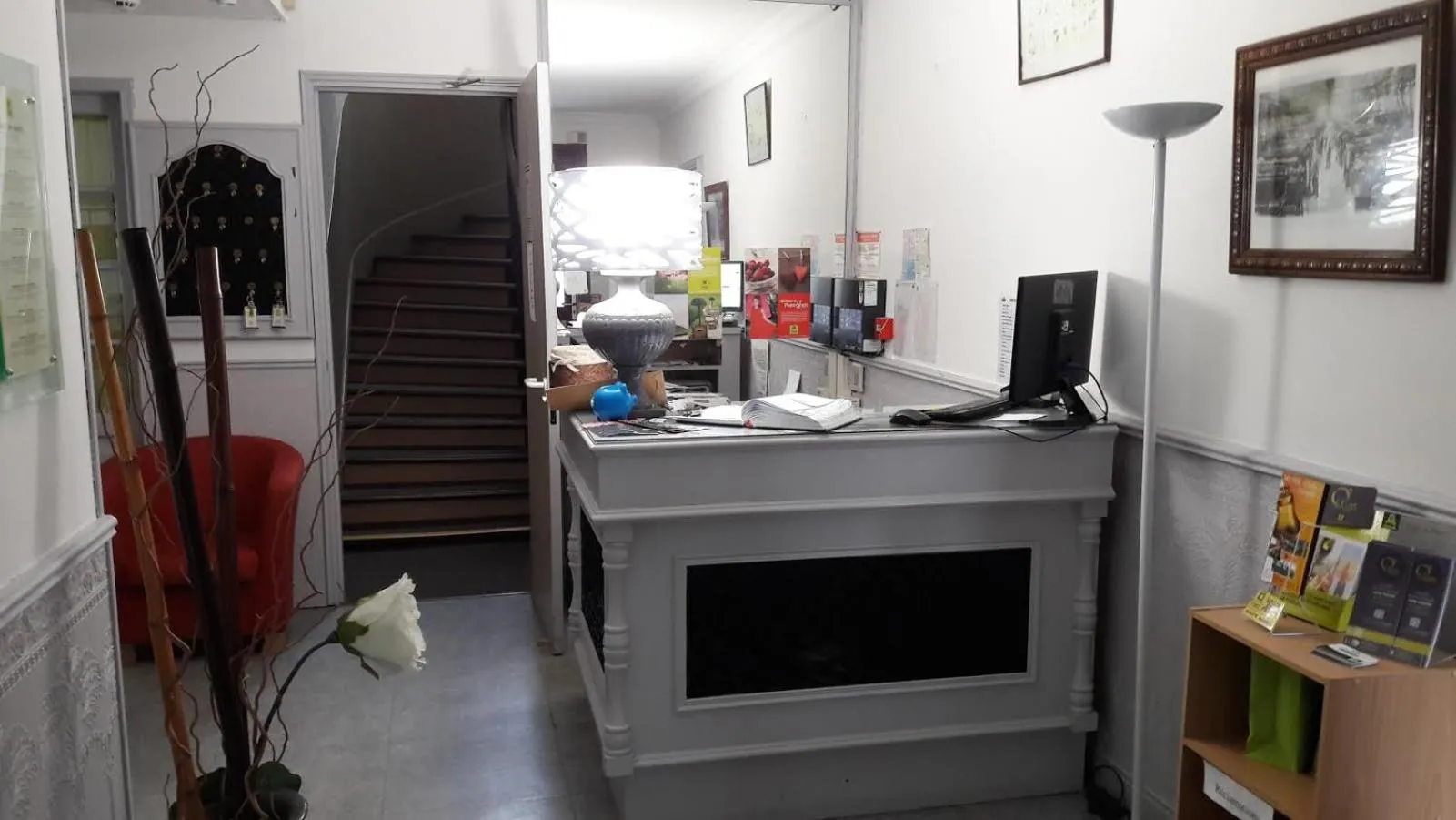 Lobby or reception in Logis Hotels - Hôtel Le Boulevard