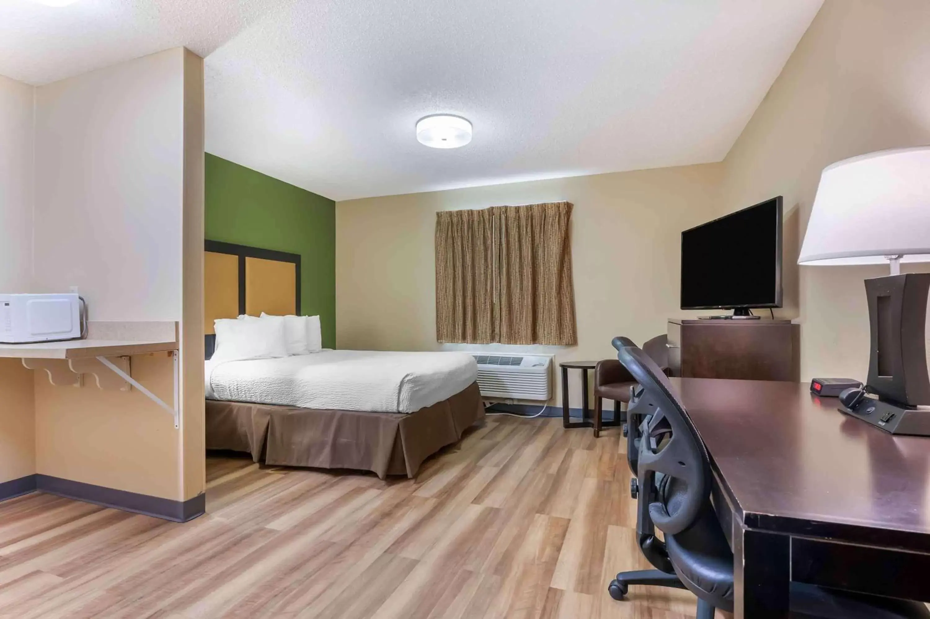 Bedroom in Extended Stay America Suites - Dayton - Fairborn