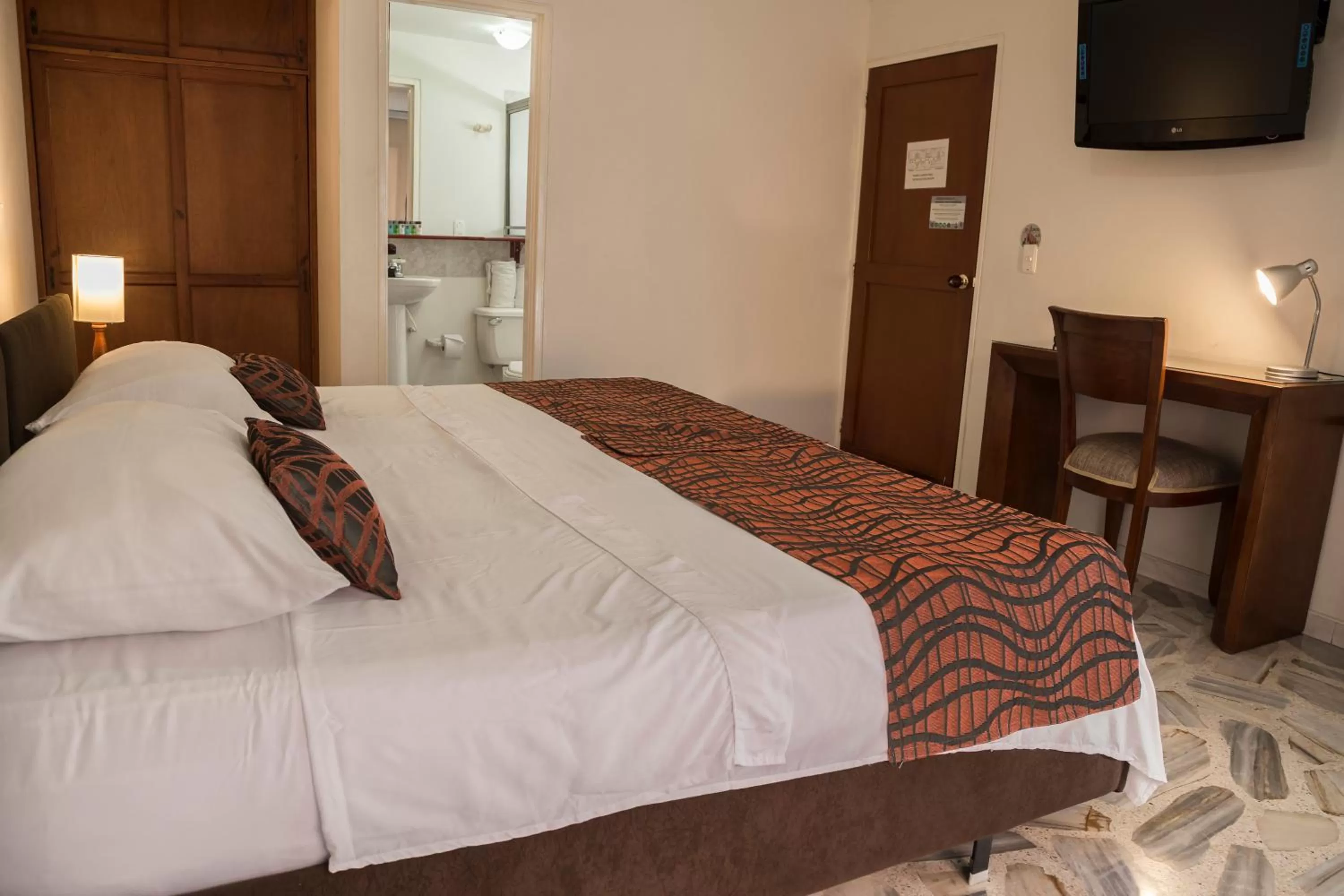 Photo of the whole room, Bed in Hotel Flamingo Cali