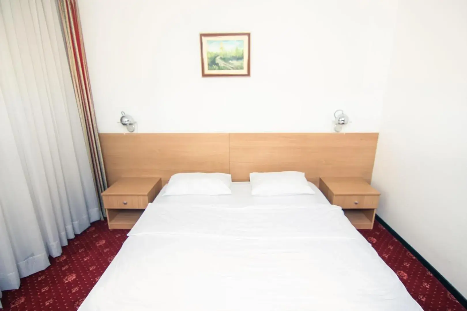 Breakfast, Bed in Hotel Grand Breakfast, Bed in Hotel Grand