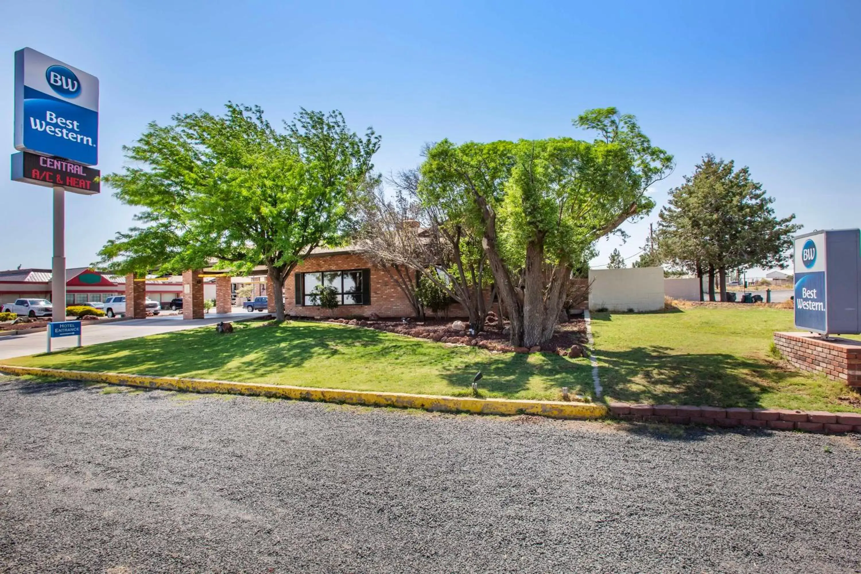 Property building in Best Western Arizonian Inn Property building in Best Western Arizonian Inn