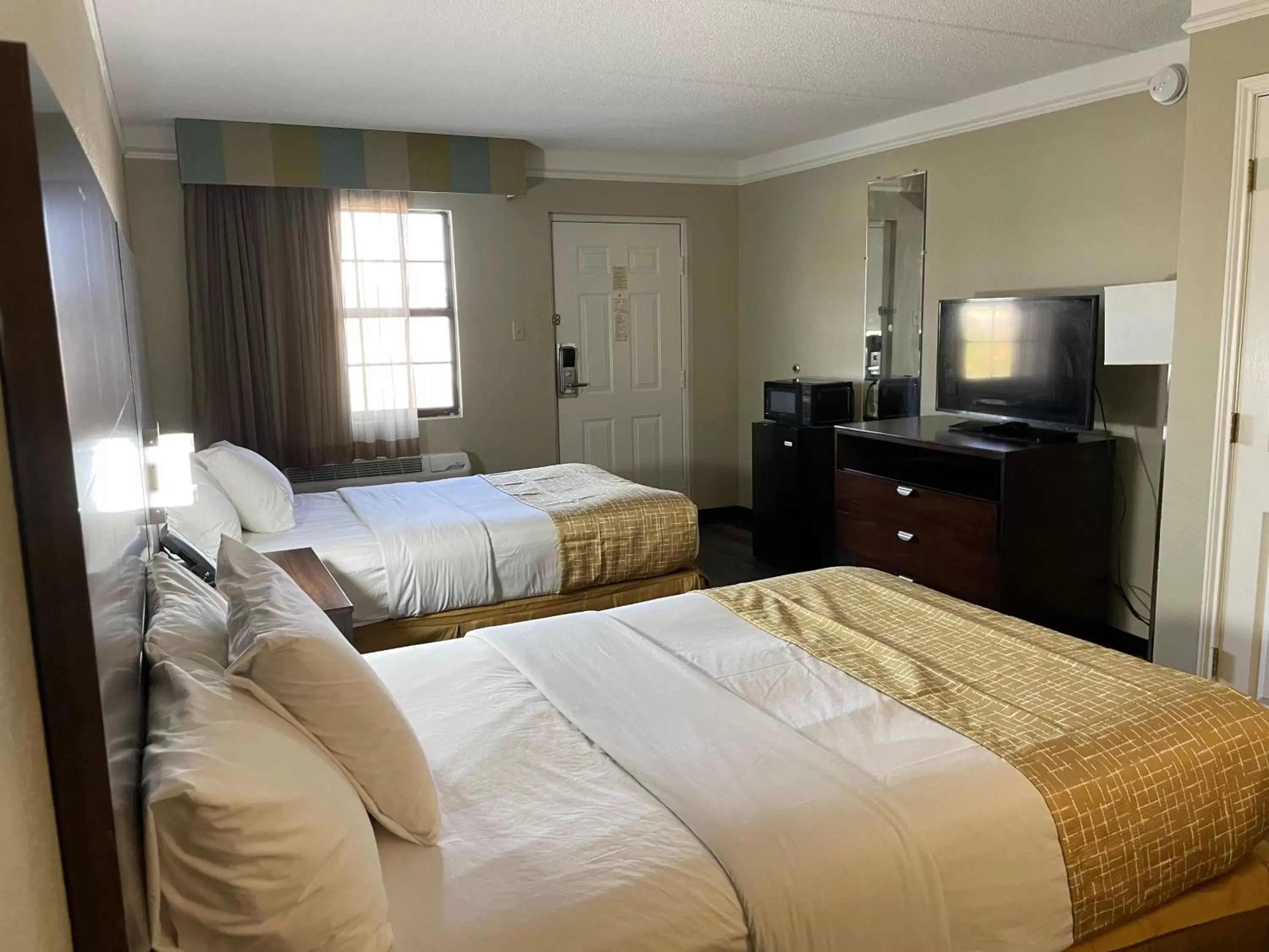 Bedroom, Bed in Travelodge by Wyndham Tuscaloosa