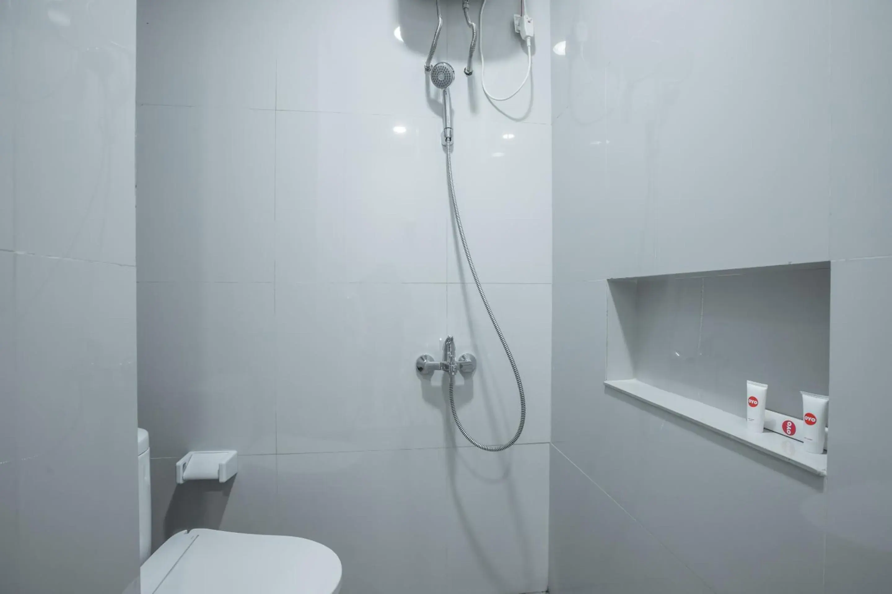 Bathroom in OYO 1487 Residence Khoe