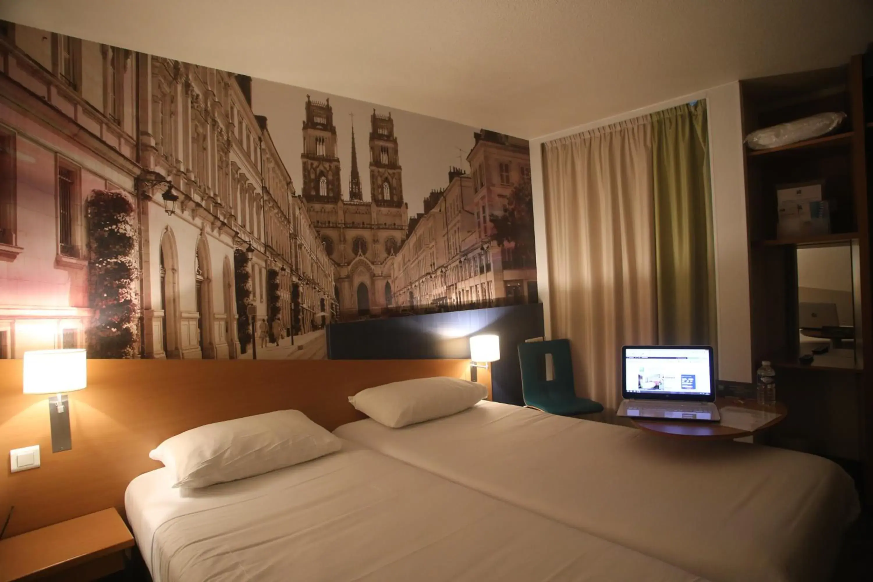 Bed in ibis Styles Orleans