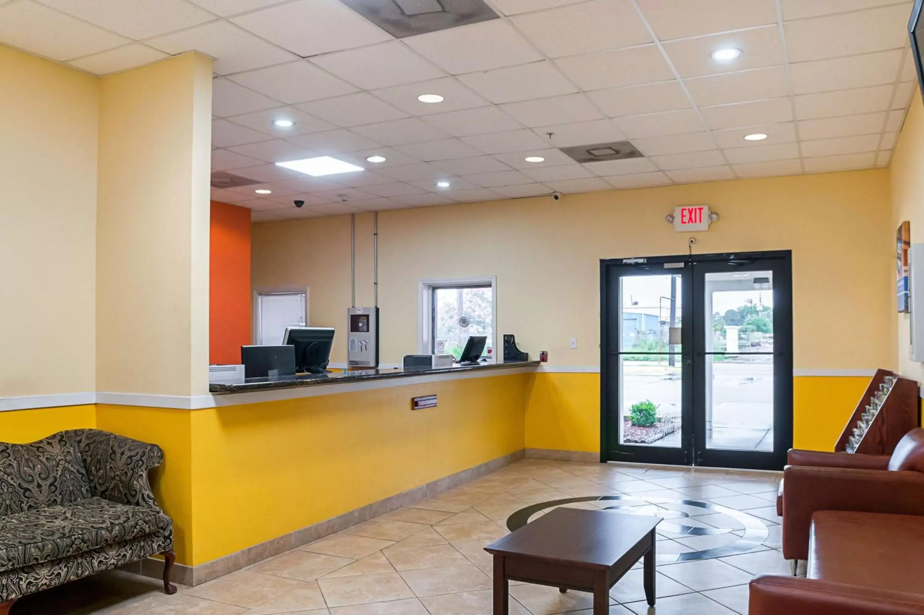 Lobby or reception, Lounge/Bar in Motel 6-New Orleans, LA - Near Downtown
