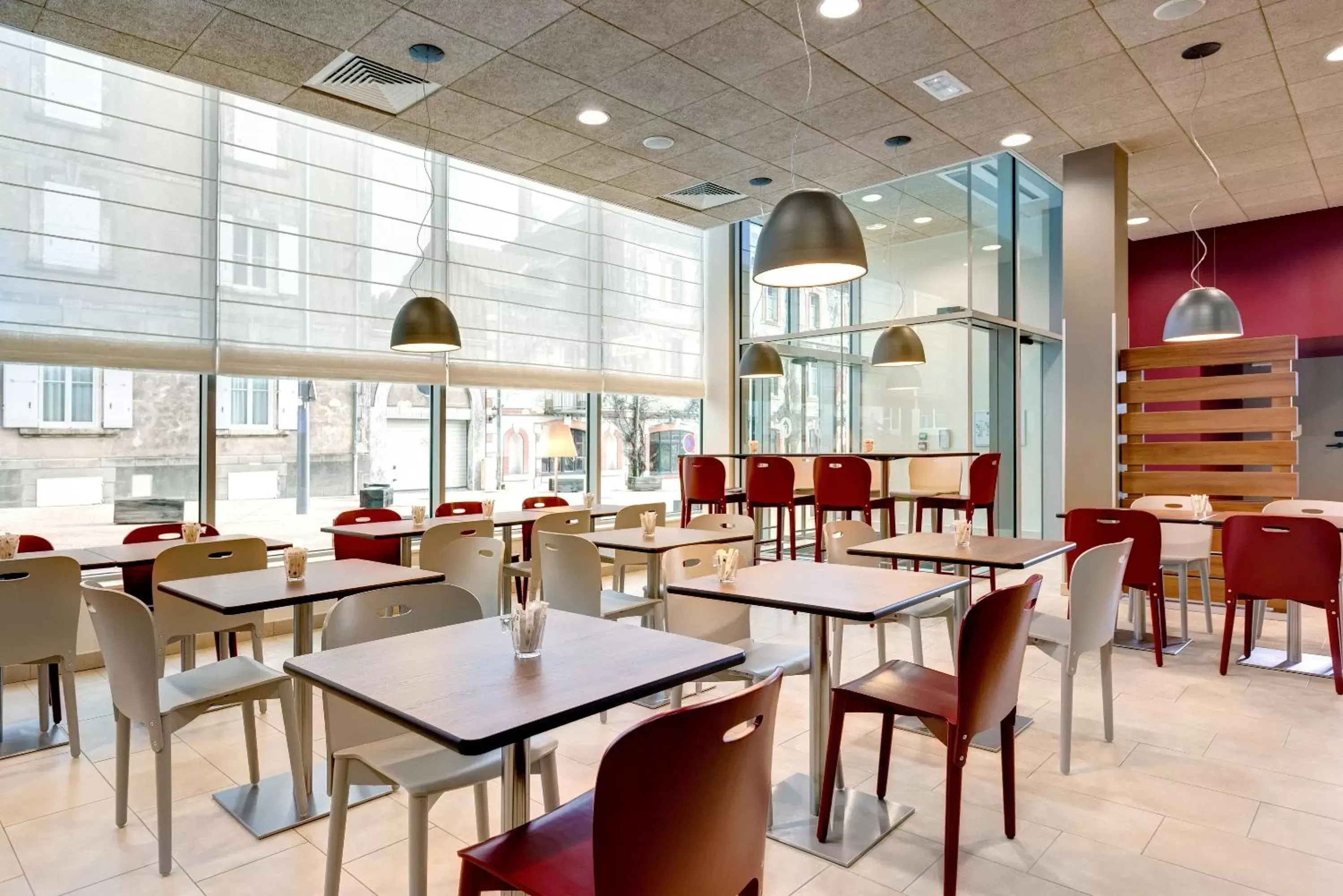 Restaurant/Places to Eat in Campanile La Roche Sur Yon Centre Gare