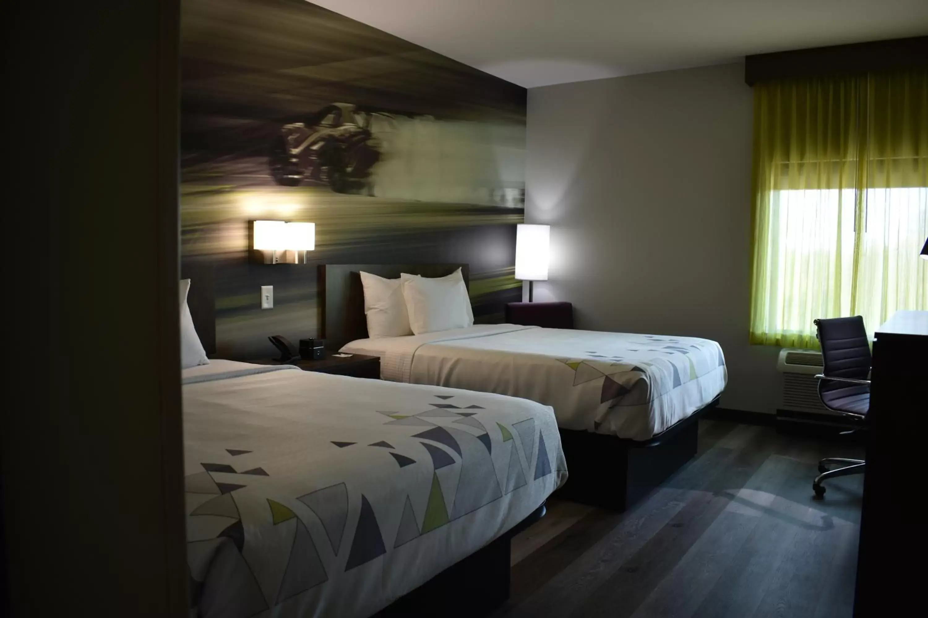 Bed in La Quinta Inn & Suites by Wyndham Braselton