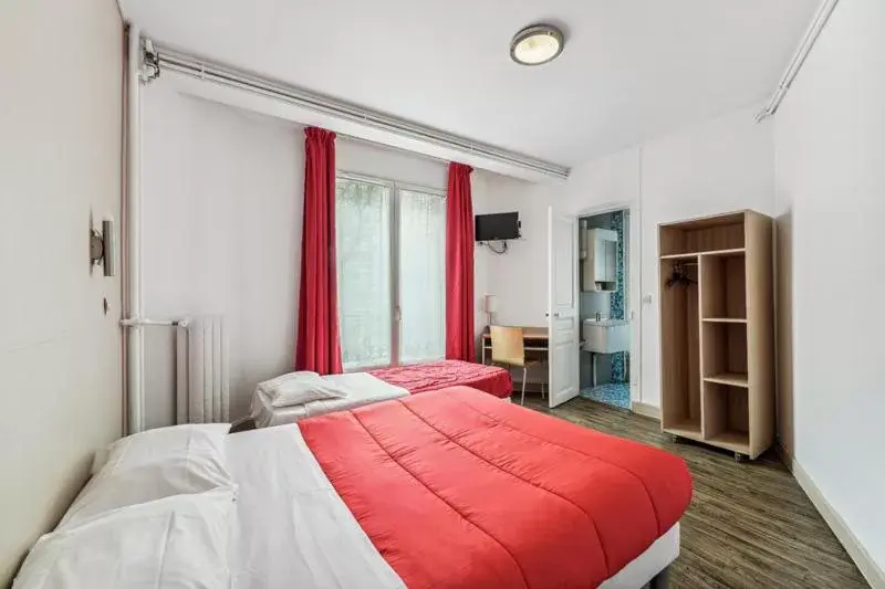 Bedroom, Bed in Hotel Tolbiac
