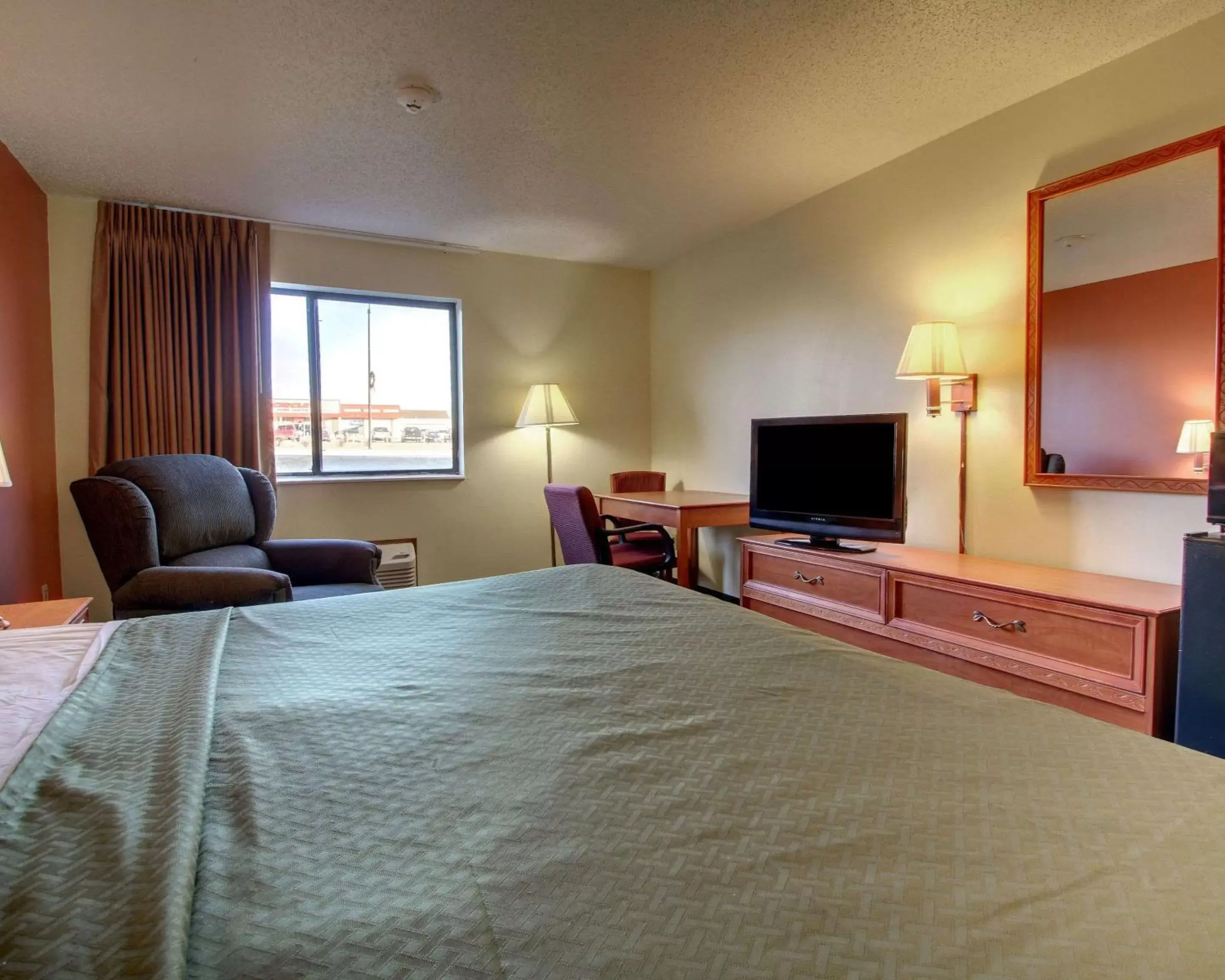 Photo of the whole room, TV/Entertainment Center in Quality Inn Indianola