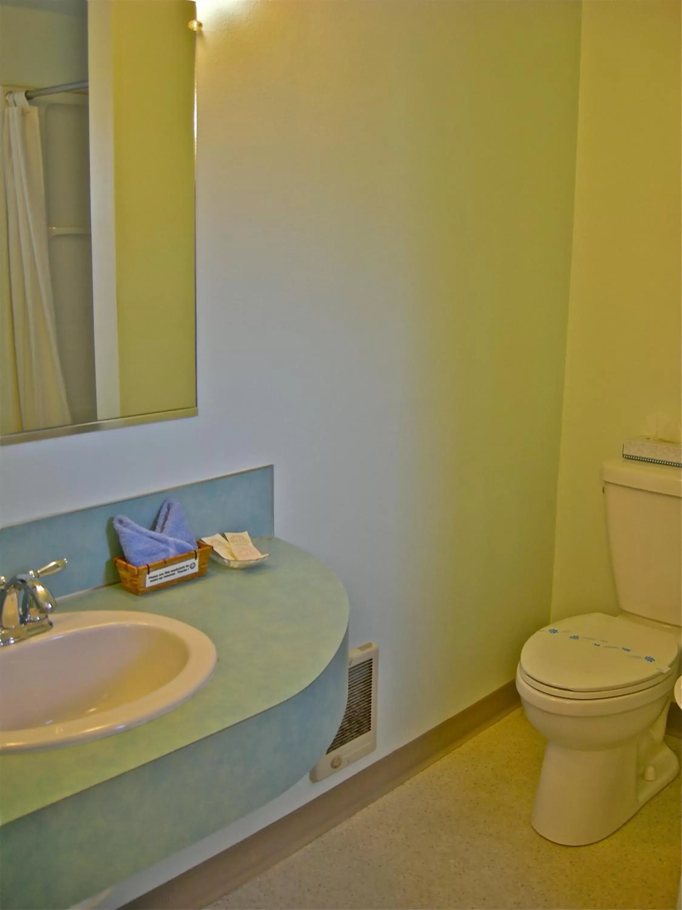 Bathroom in Azalea Lodge