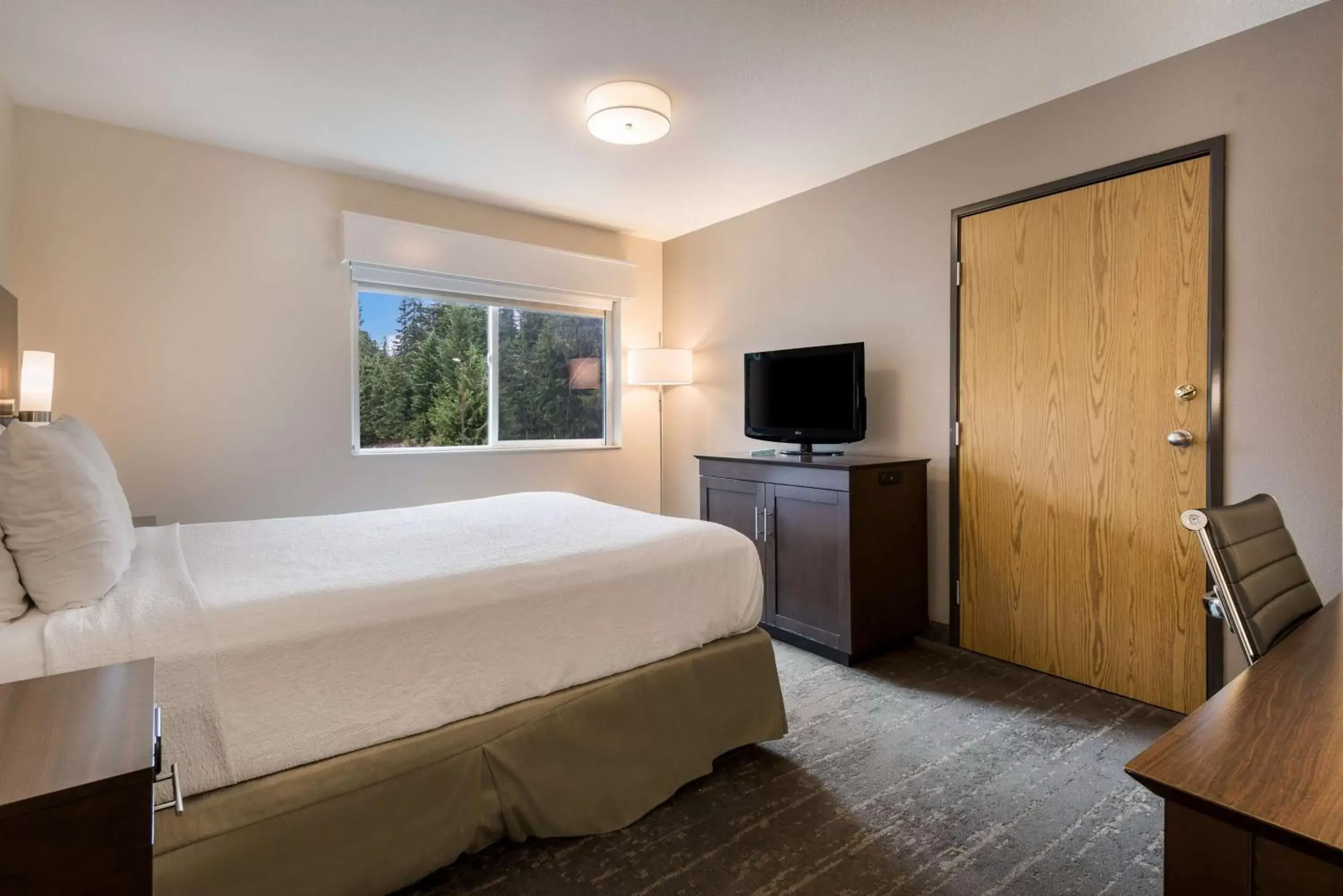Bedroom, TV/Entertainment Center in Best Western Mt. Hood Inn