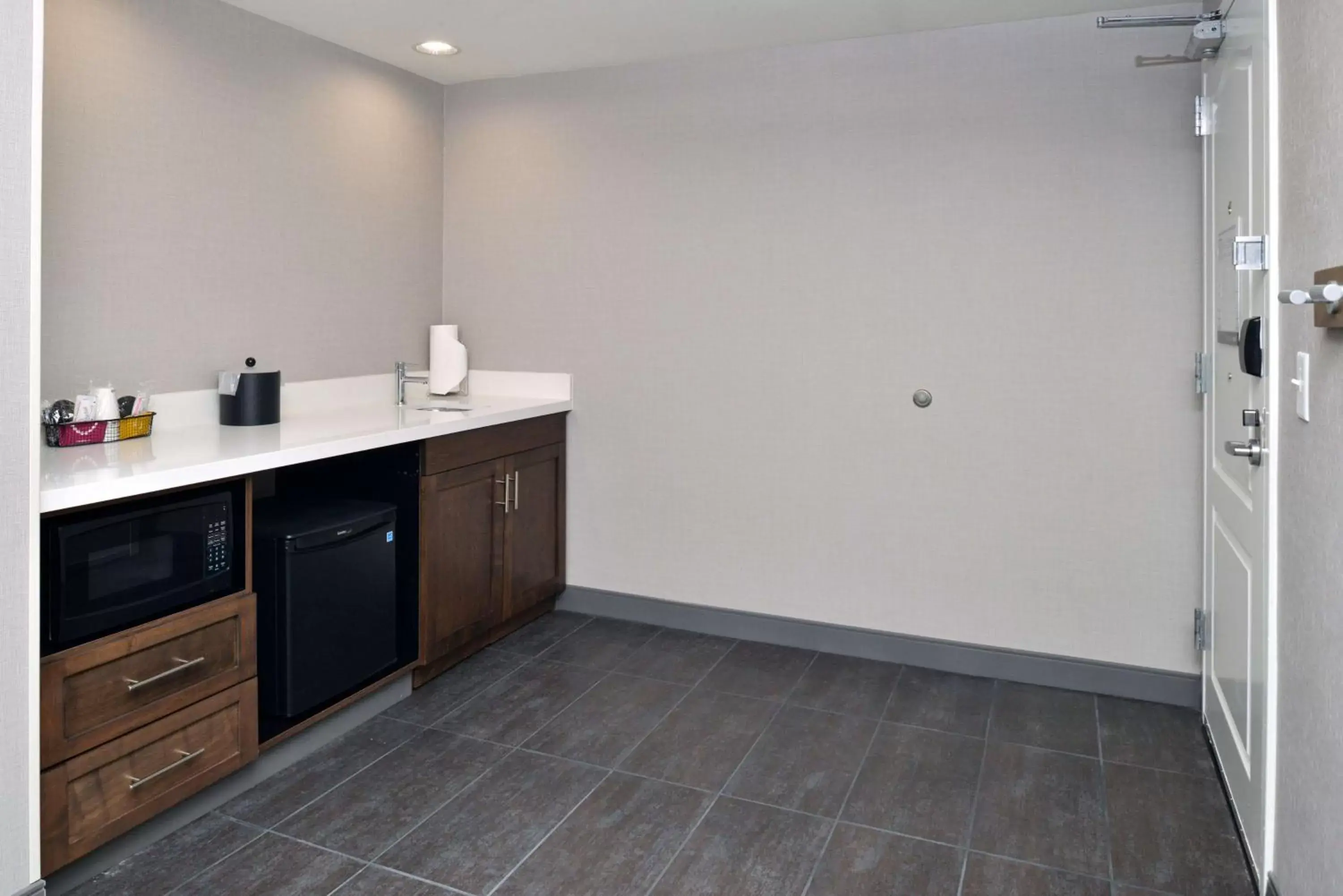 Photo of the whole room, Kitchen/Kitchenette in Hampton Inn & Suites Las Vegas Airport