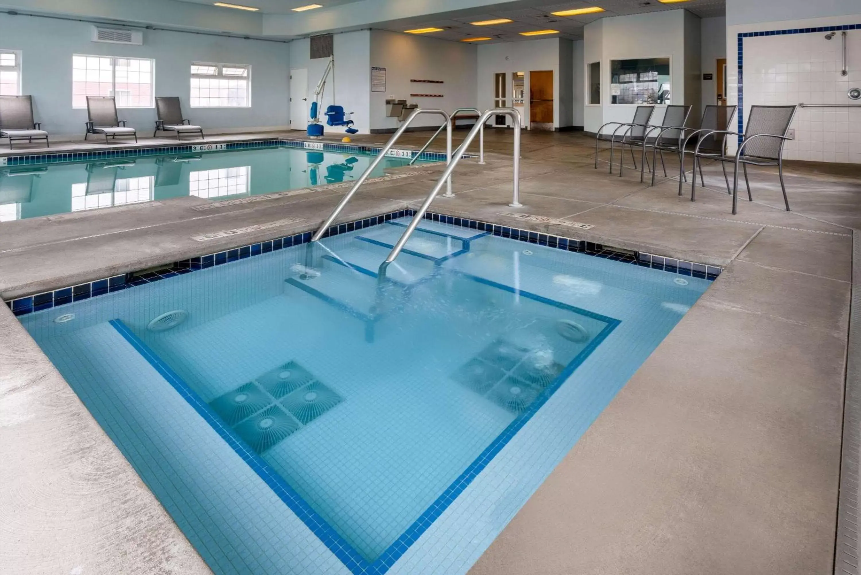 Hot Tub, Swimming Pool in Super 8 by Wyndham Spokane Valley