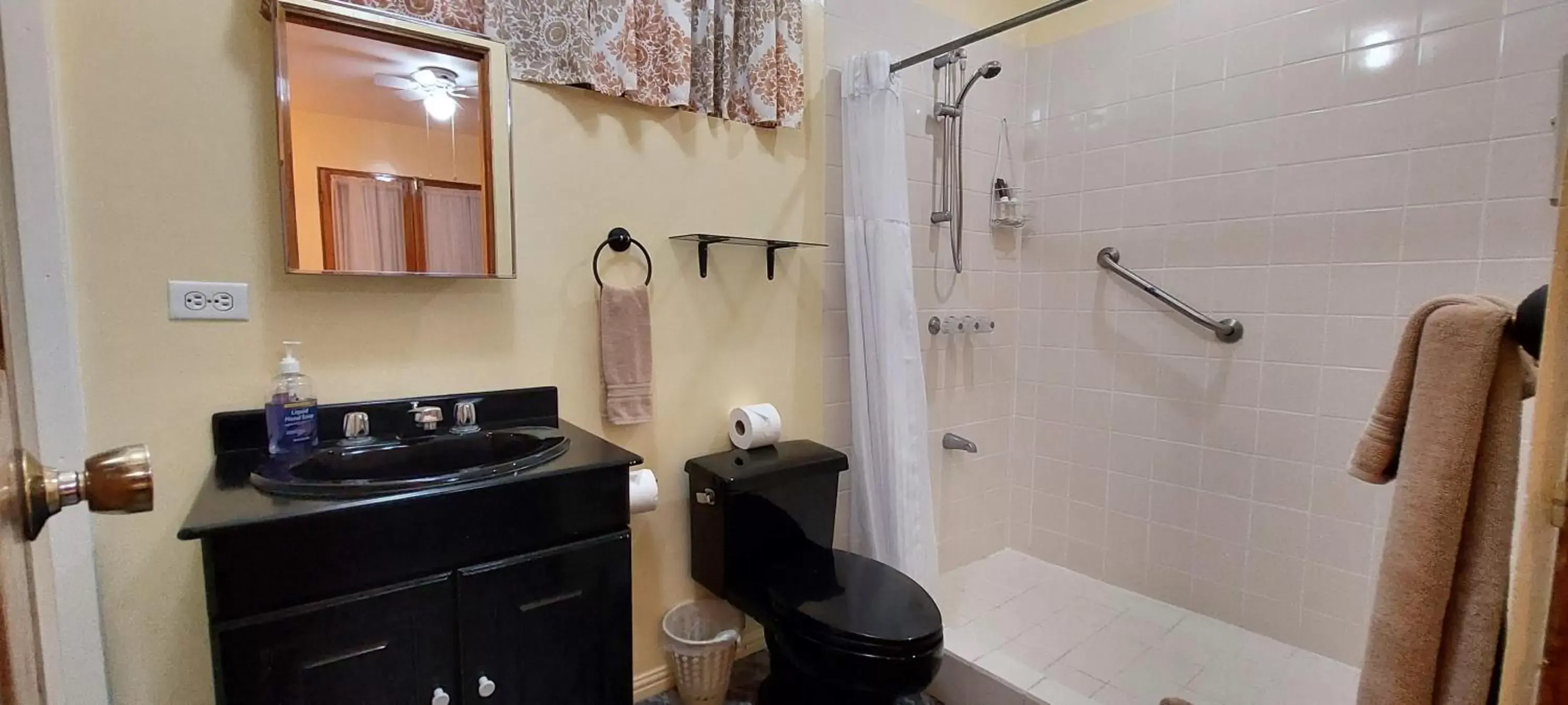 Bathroom in Vista Canyon Inn