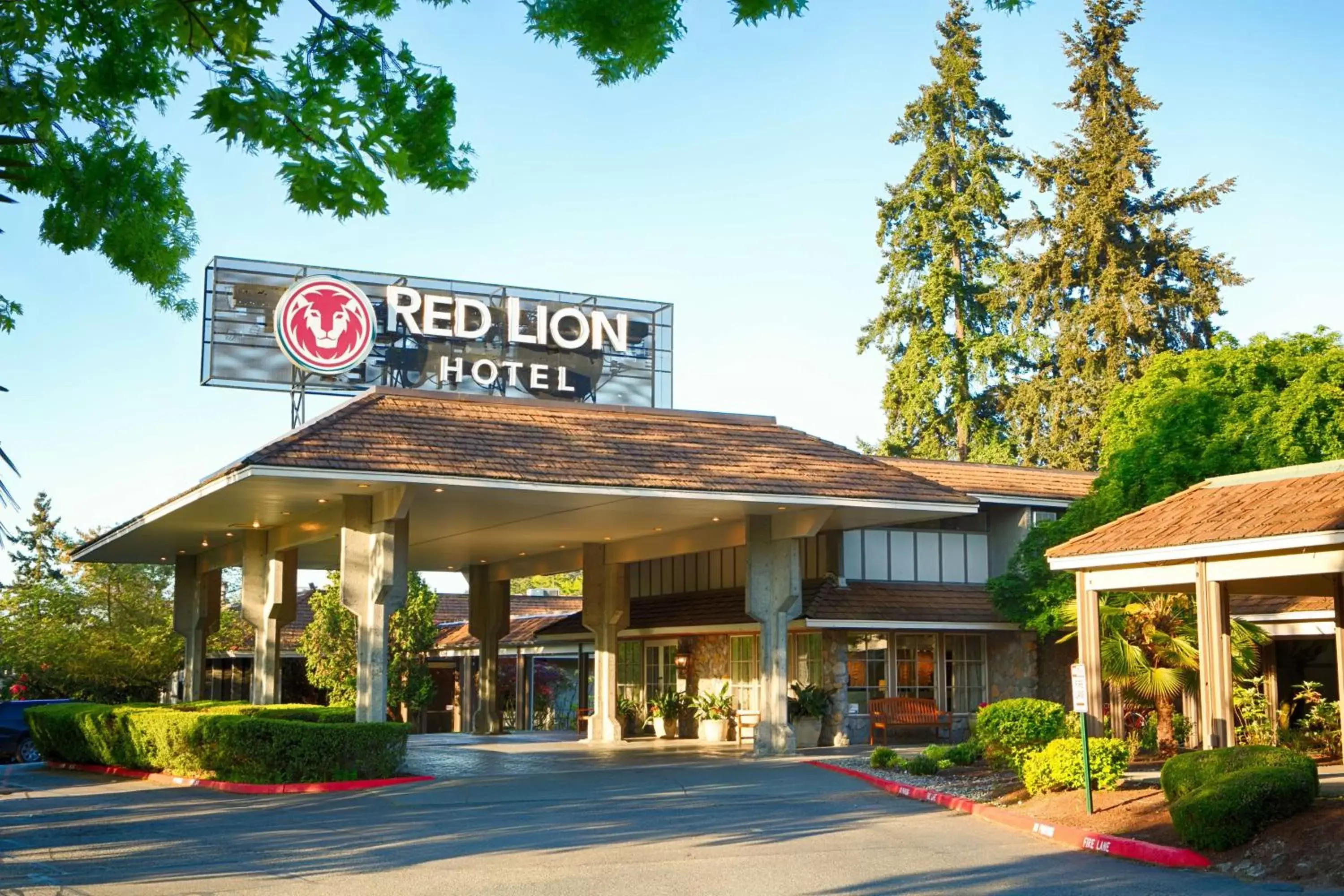 Facade/entrance, Property Building in Red Lion Hotel Bellevue