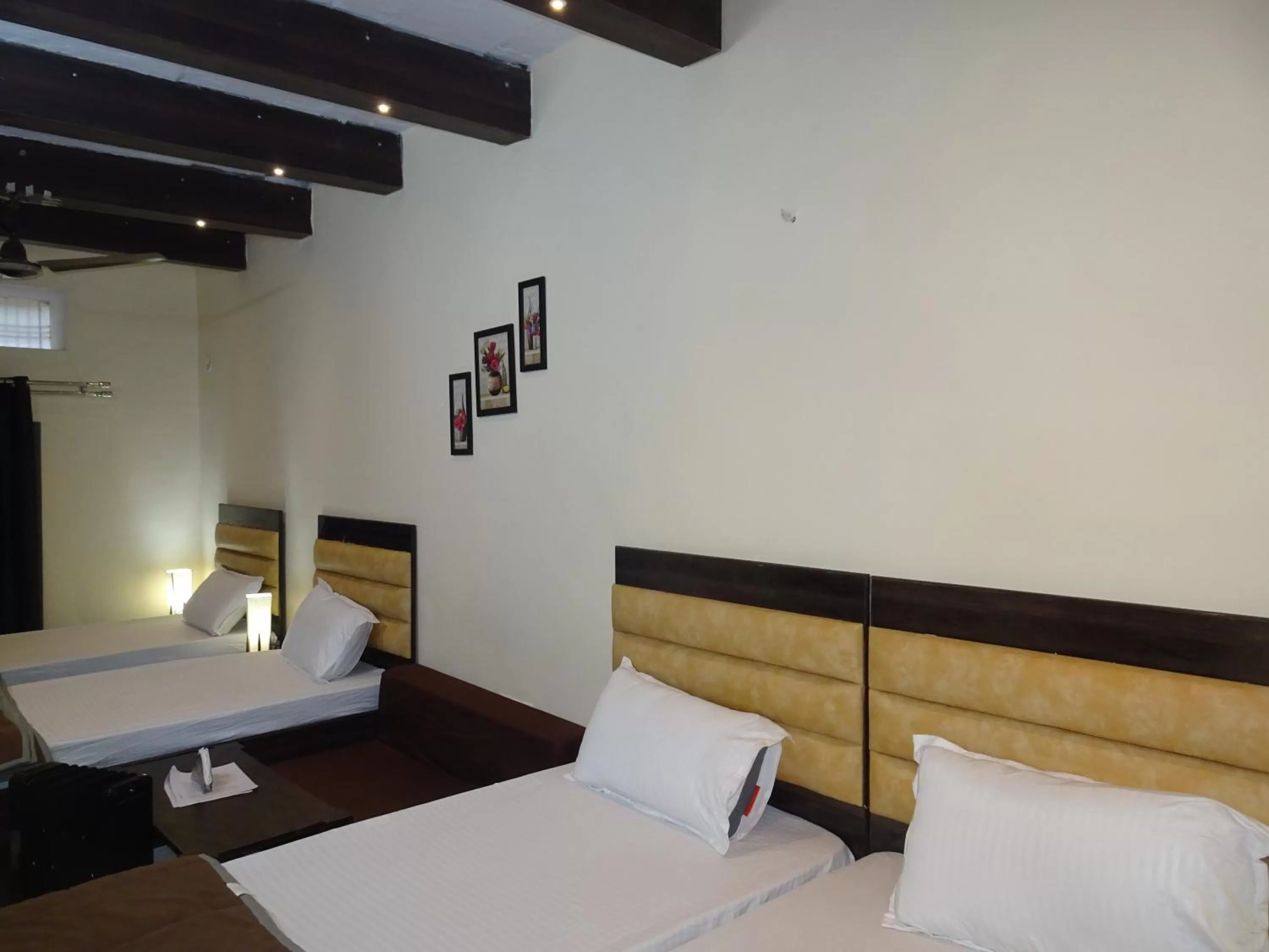 Photo of the whole room, Bed in Foreigners Inn