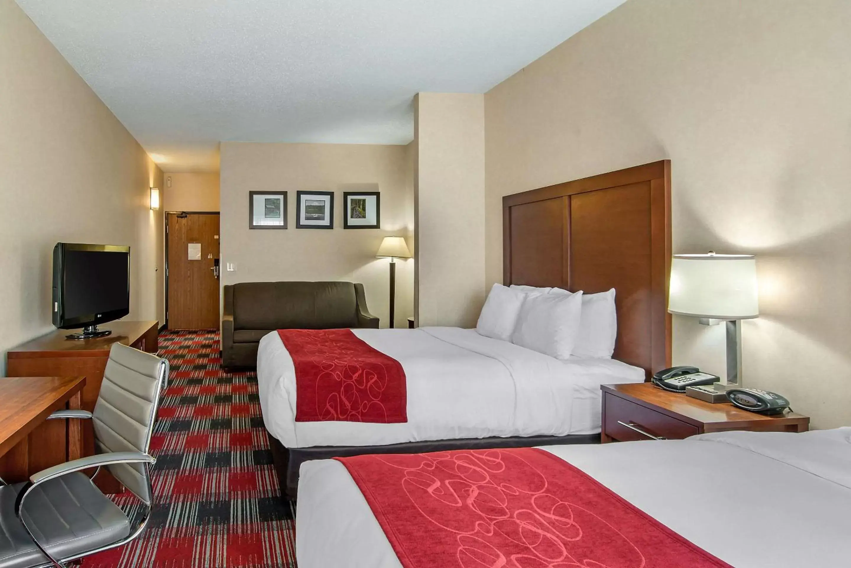 Photo of the whole room, Bed in Comfort Suites Near Vancouver Mall