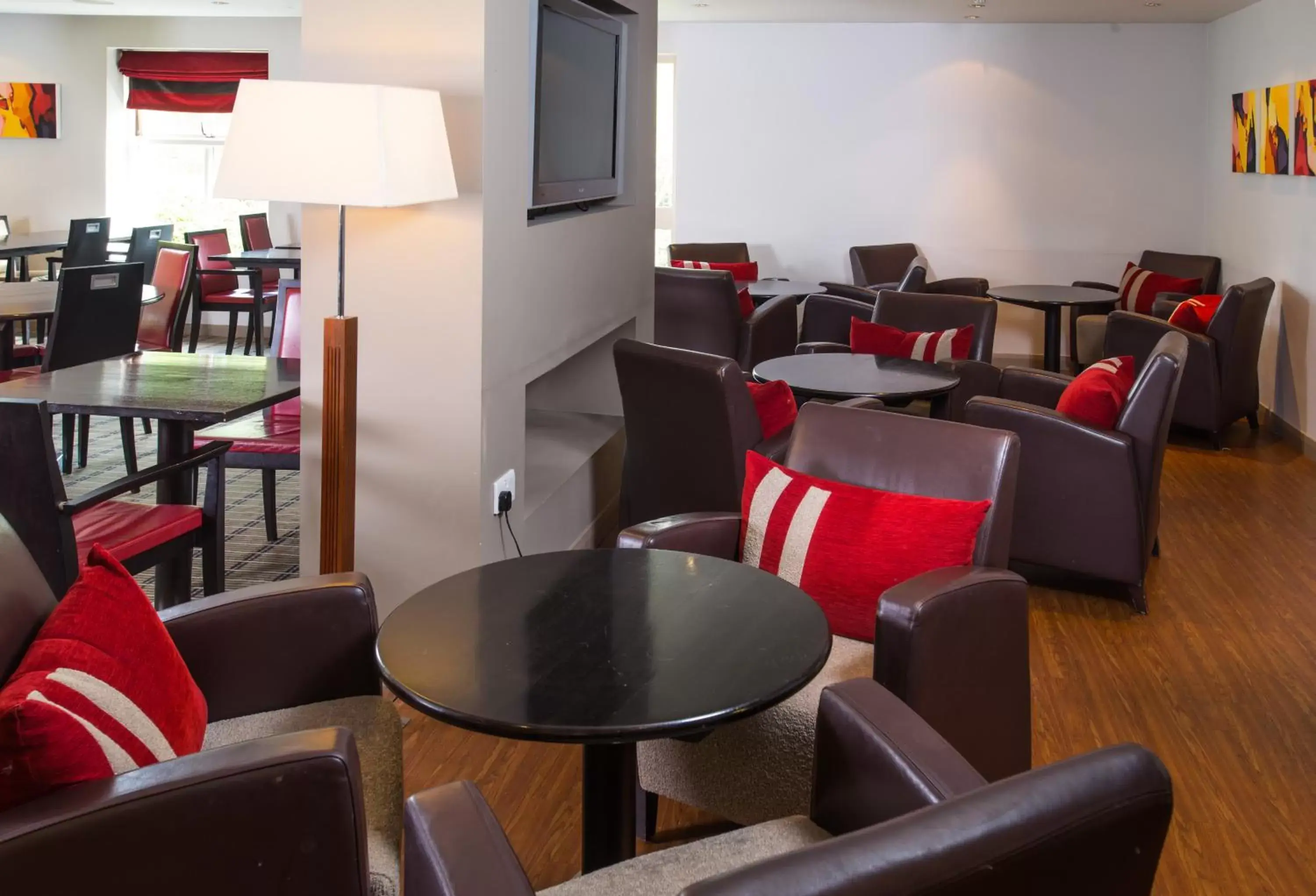 Restaurant/places to eat, Lounge/Bar in Holiday Inn Express Exeter East, an IHG Hotel