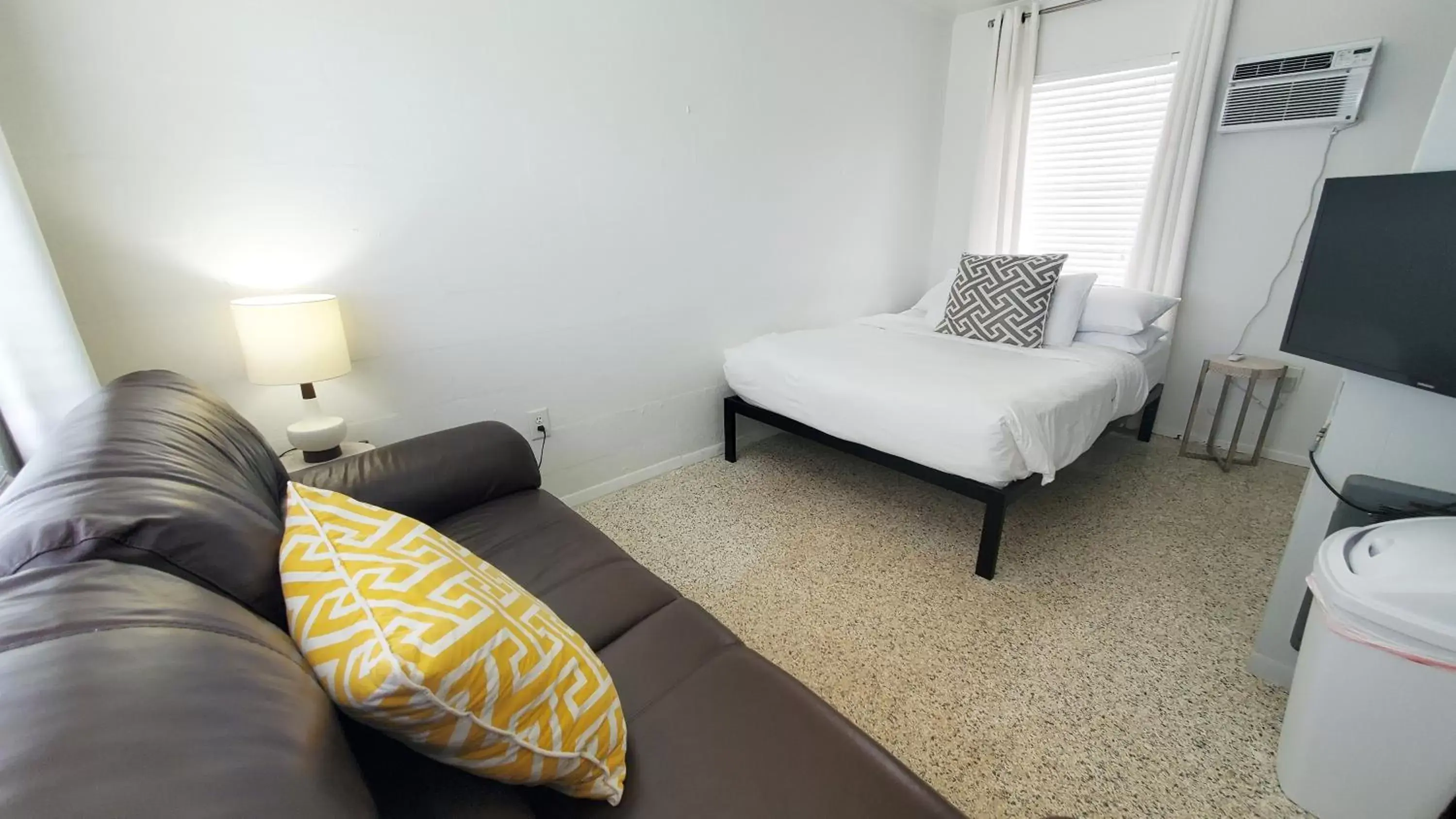 Living room, Bed in Casey Key Resort - Gulf Shores