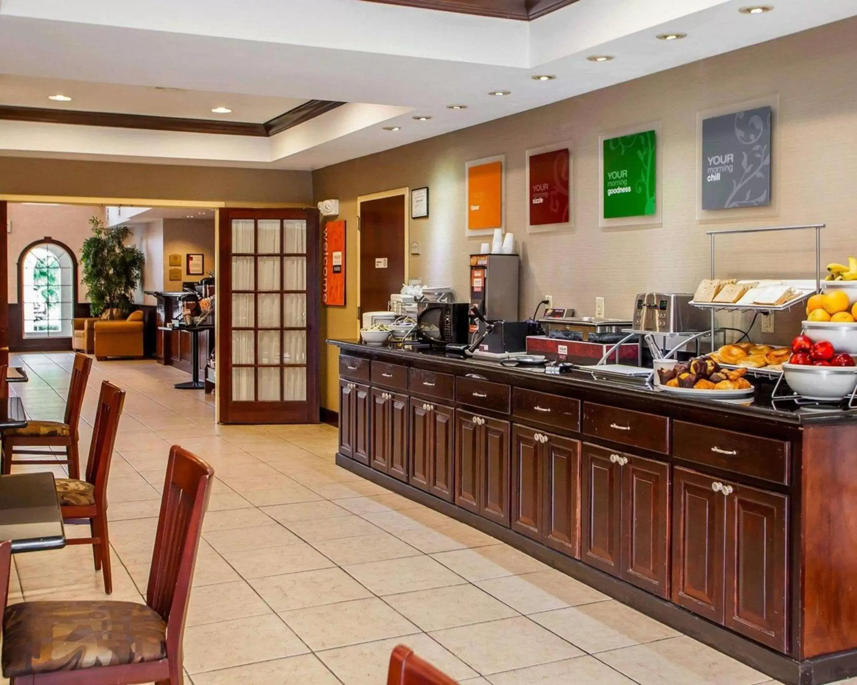 Restaurant/Places to Eat in Comfort Suites East Brunswick - South River