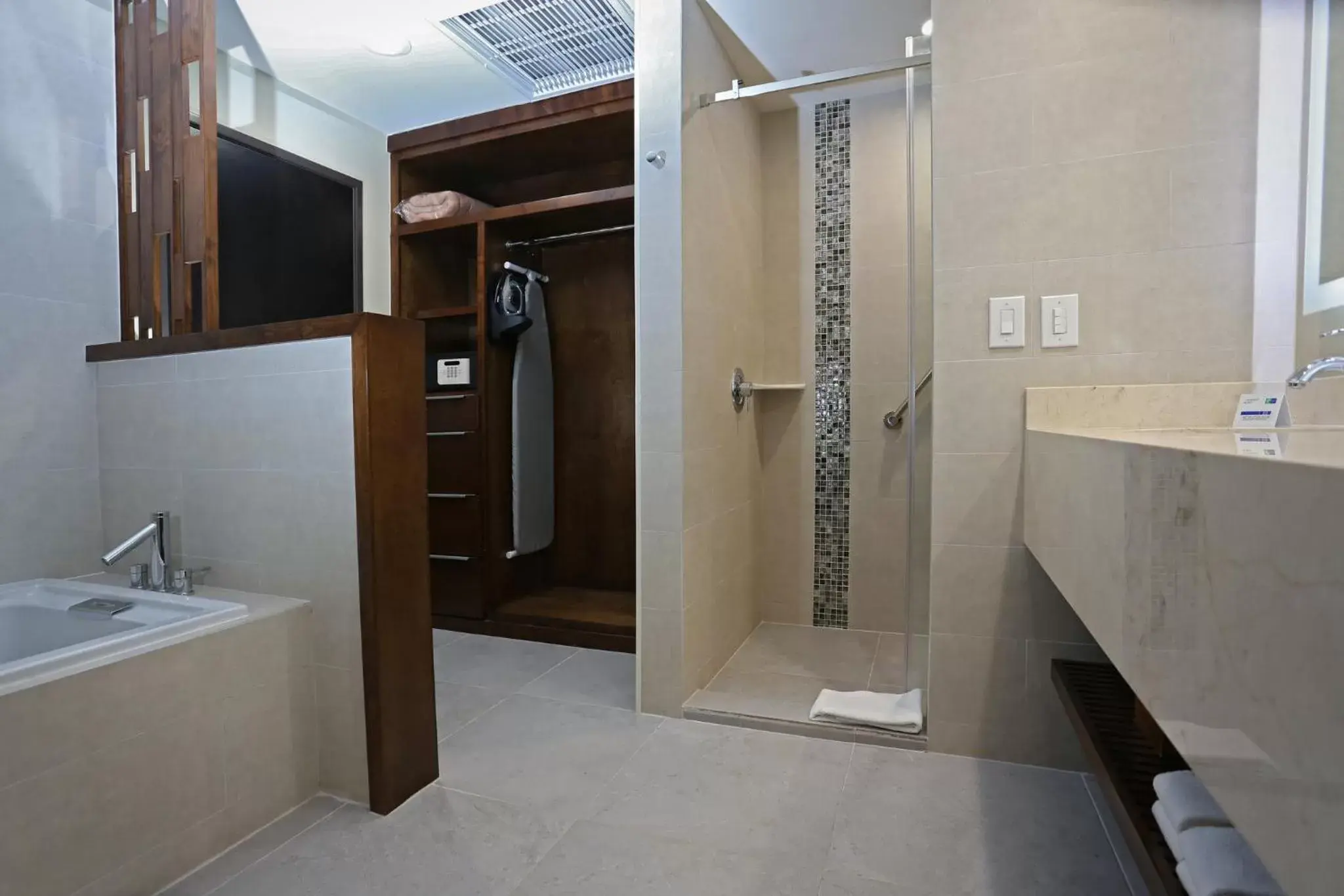 Photo of the whole room, Bathroom in Holiday Inn Express & Suites Mexicali, an IHG Hotel