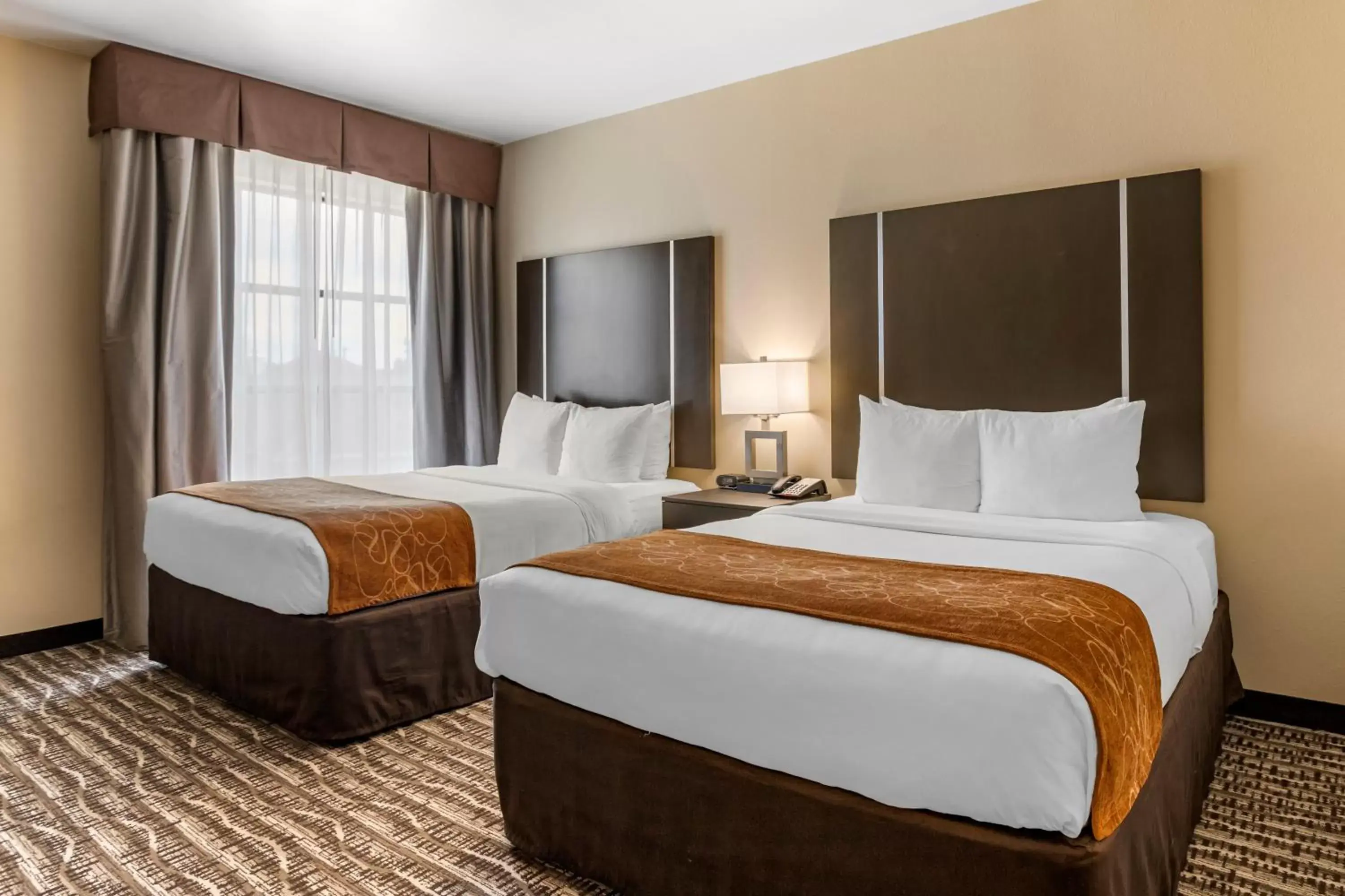 Bedroom, Bed in Comfort Suites Northwest Houston At Beltway 8